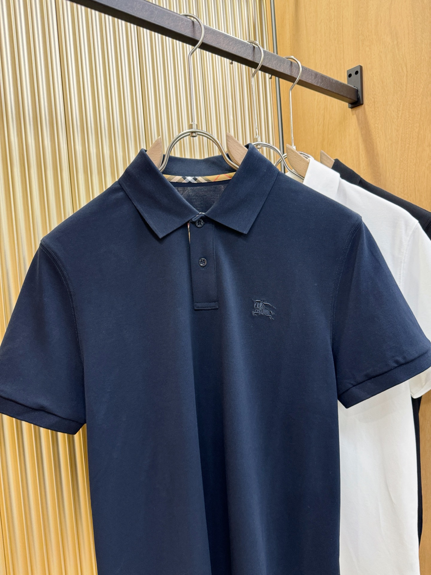 BURBERRY巴宝莉 2026春夏新款首发专柜最新款翻领短袖，丝光珠地棉面料，高端订制 设计前卫时尚！