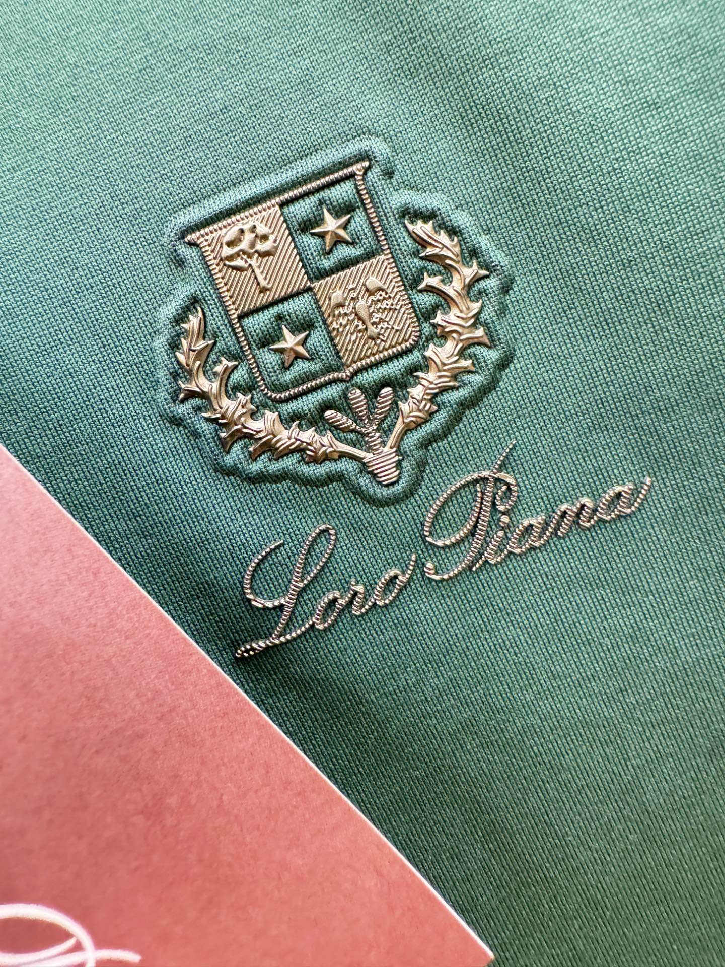 Loro Piana诺悠翩雅 顶级品质 2026新品短袖！原版定制面料，手感柔软。顶级进口私货，时尚设计