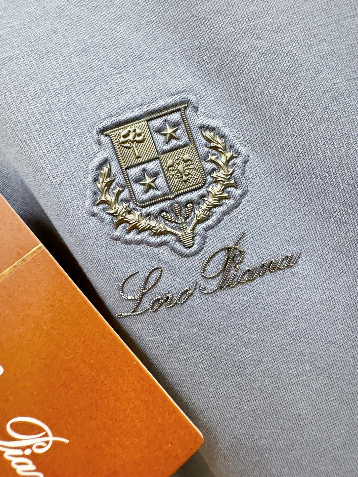 Loro Piana诺悠翩雅 顶级品质 2026新品短袖！原版定制面料，手感柔软。顶级进口私货，时尚设计