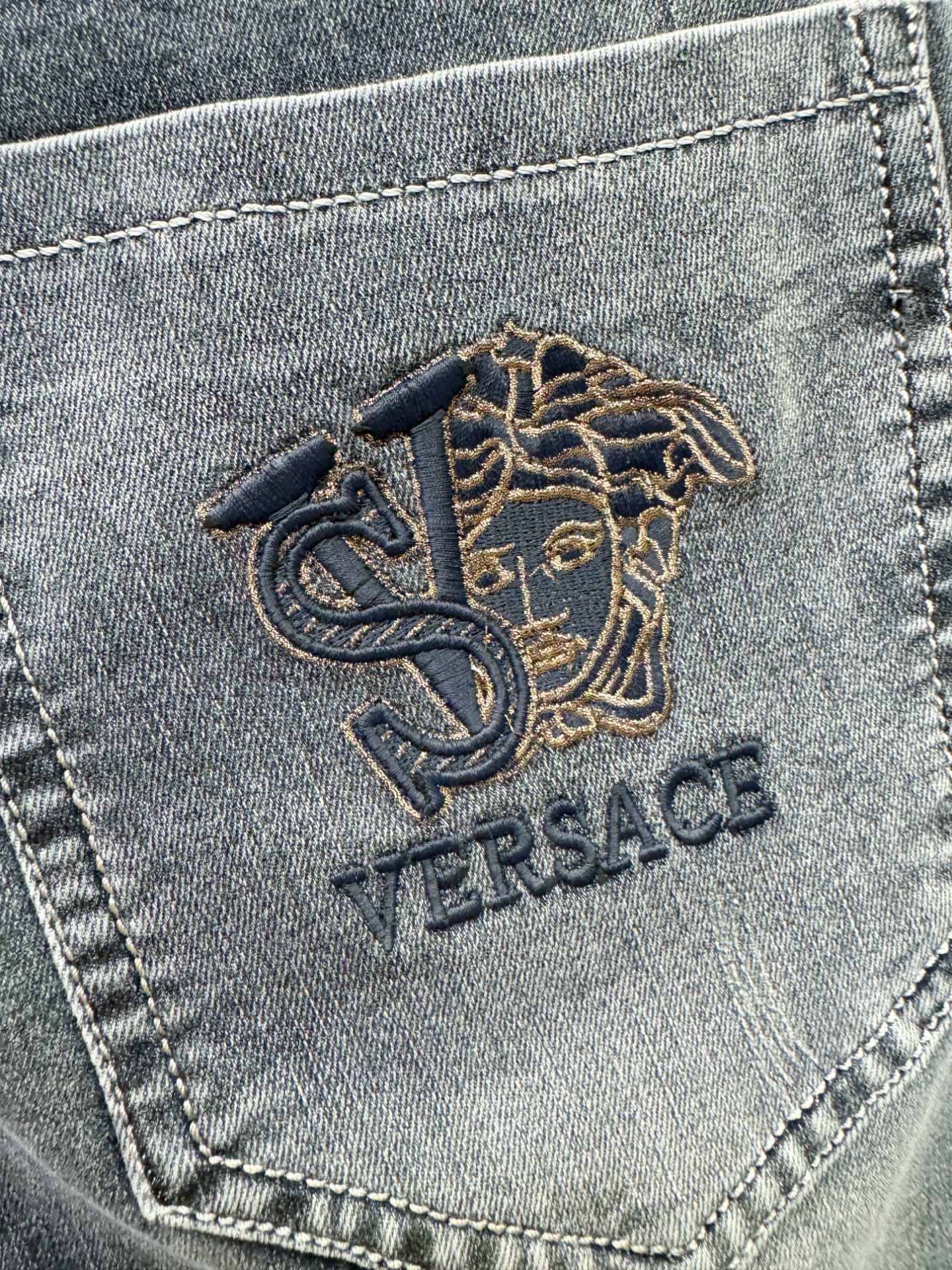 Versace 范思哲 专柜新品，原版牛仔裤 原版重工打造，品牌经典LOGO设计，三标齐全！原版五金辅料