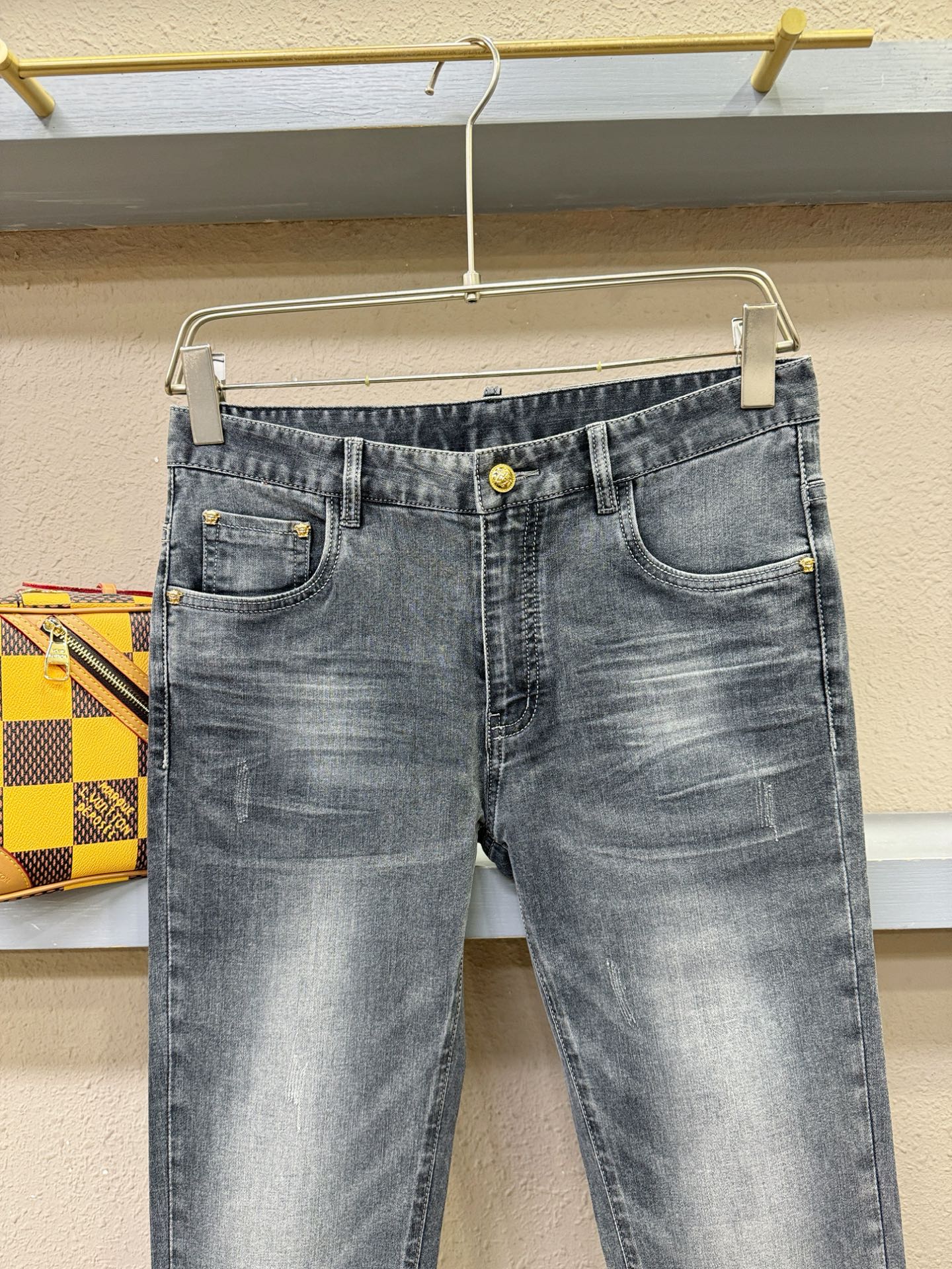 Versace 范思哲 专柜新品，原版牛仔裤 原版重工打造，品牌经典LOGO设计，三标齐全！原版五金辅料
