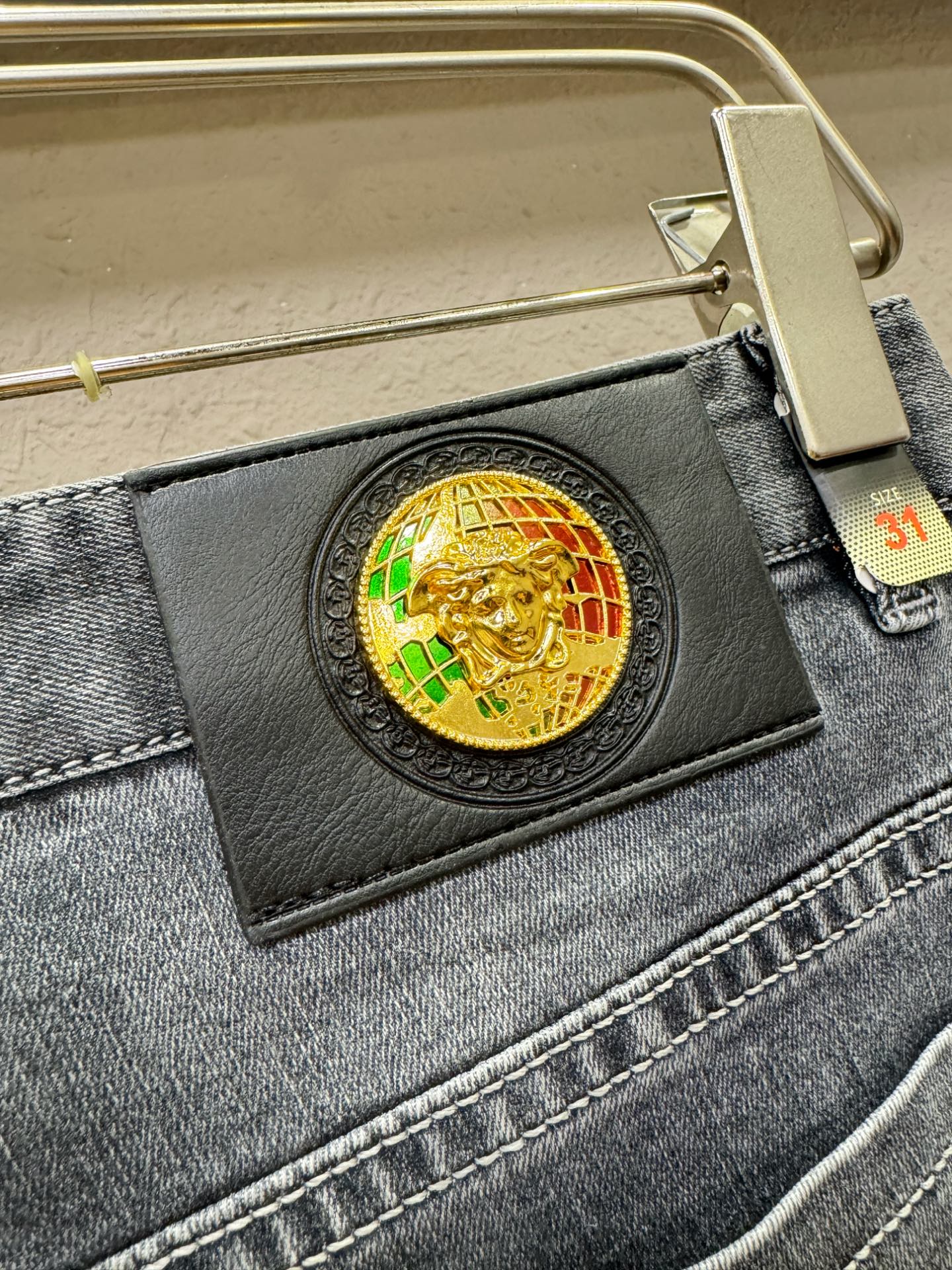 Versace 范思哲 专柜新品，原版牛仔裤 原版重工打造，品牌经典LOGO设计，三标齐全！原版五金辅料