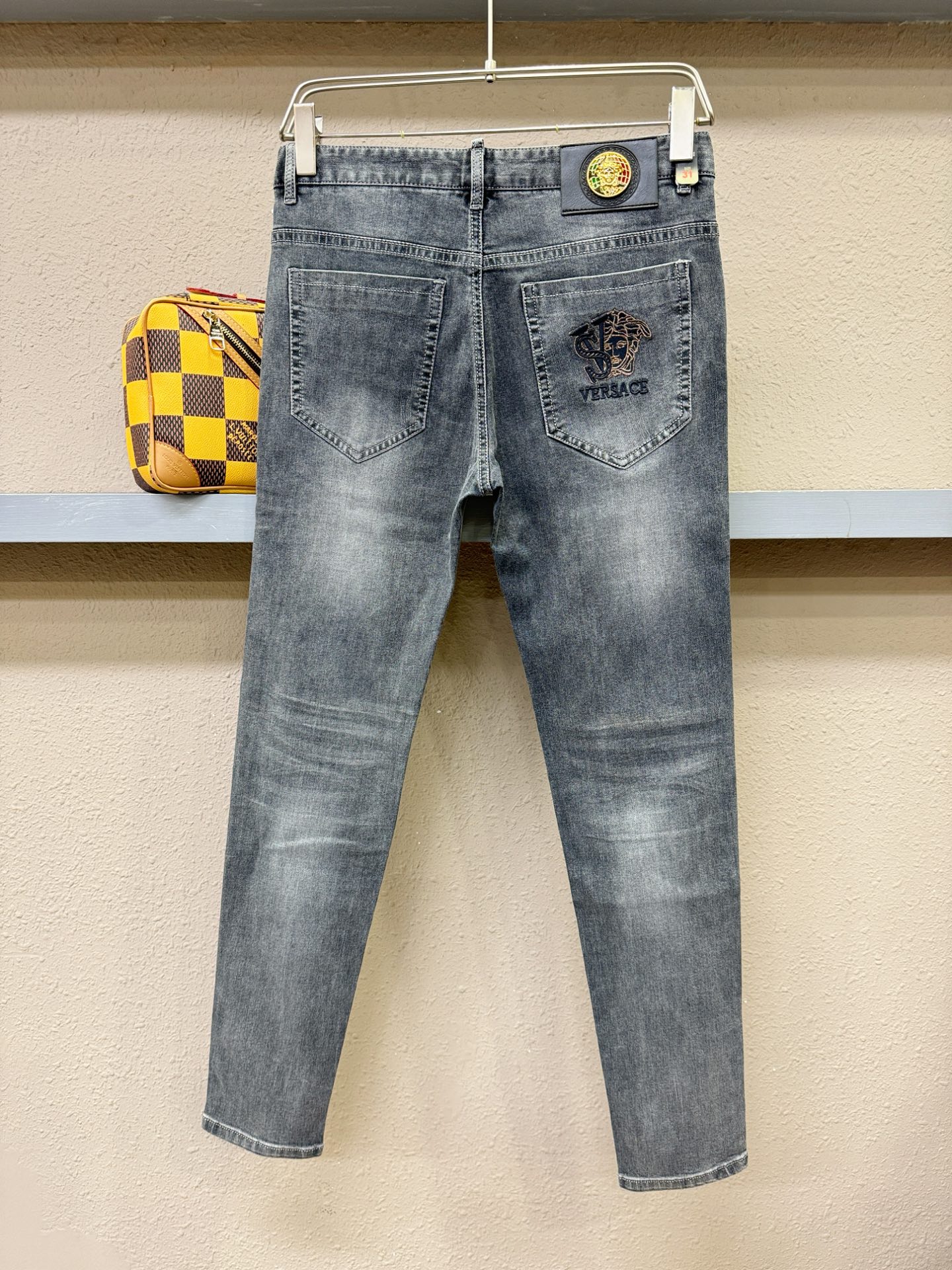 Versace 范思哲 专柜新品，原版牛仔裤 原版重工打造，品牌经典LOGO设计，三标齐全！原版五金辅料