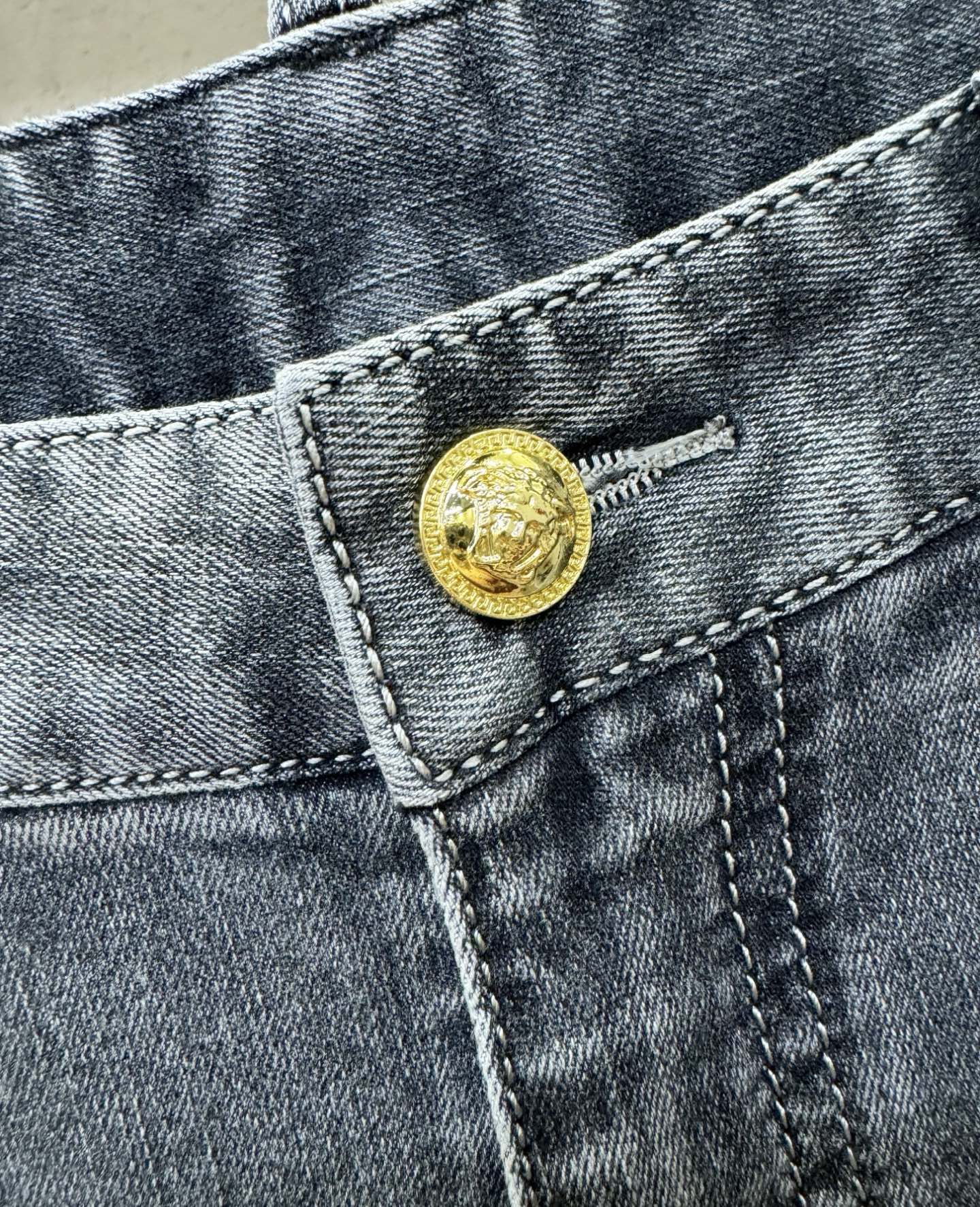 Versace 范思哲 专柜新品，原版牛仔裤 原版重工打造，品牌经典LOGO设计，三标齐全！原版五金辅料
