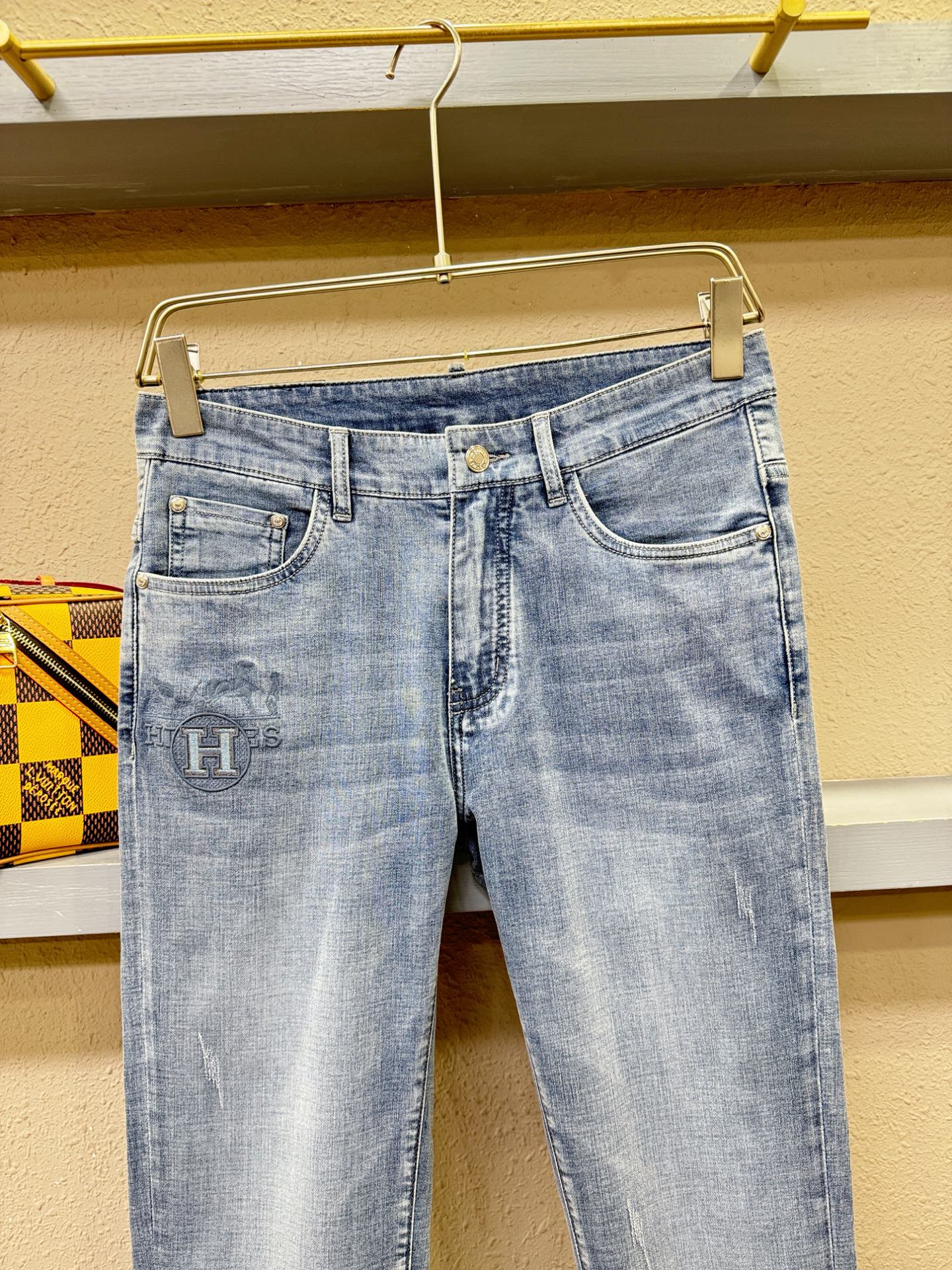 Hermès爱马仕 专柜新品，原版牛仔裤 原版重工打造，品牌经典LOGO设计，三标齐全！原版五金辅料。专