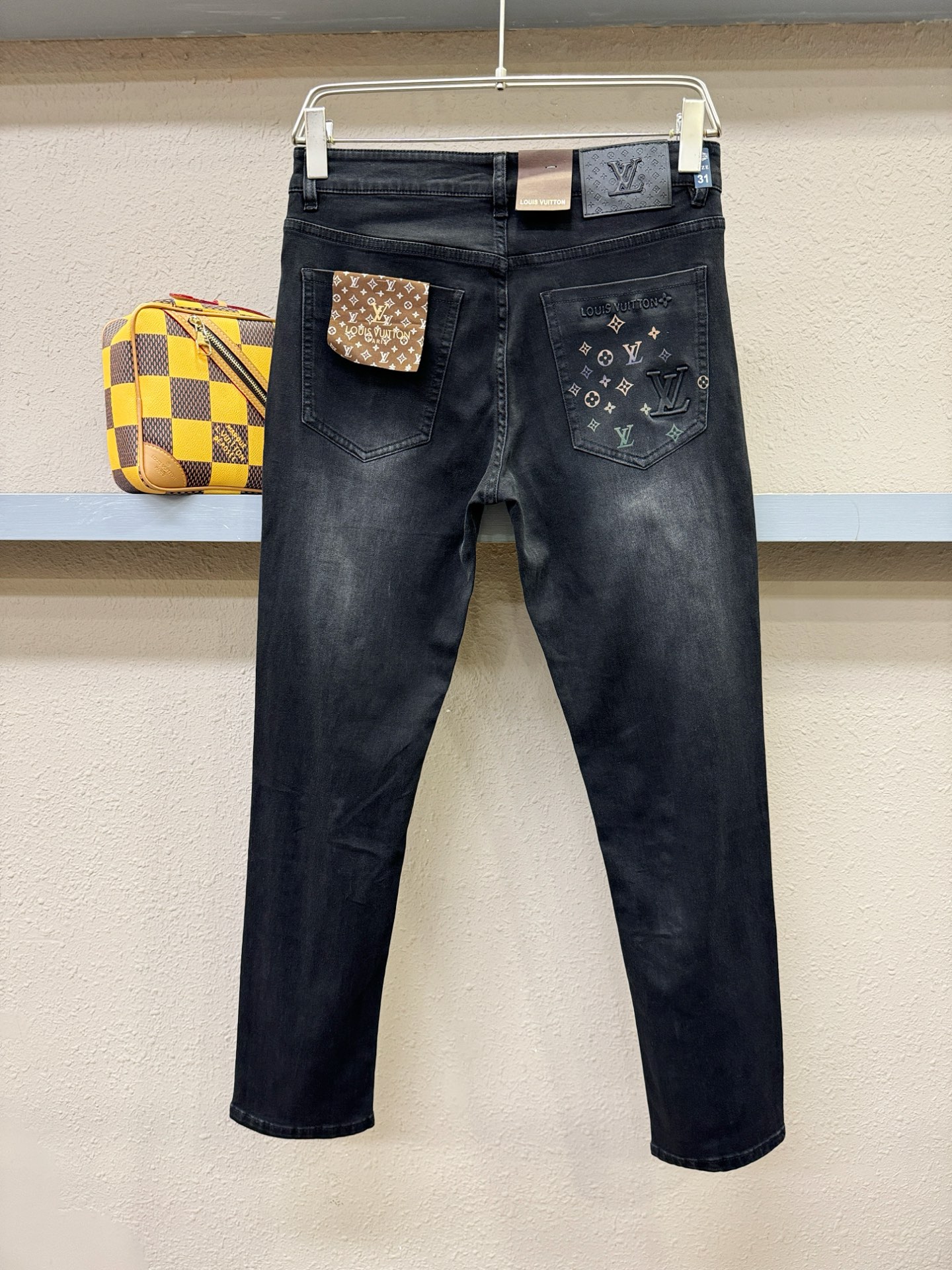 LV路易威登 专柜新品，原版牛仔裤 原版重工打造，品牌经典LOGO设计，三标齐全！原版五金辅料。专柜定制