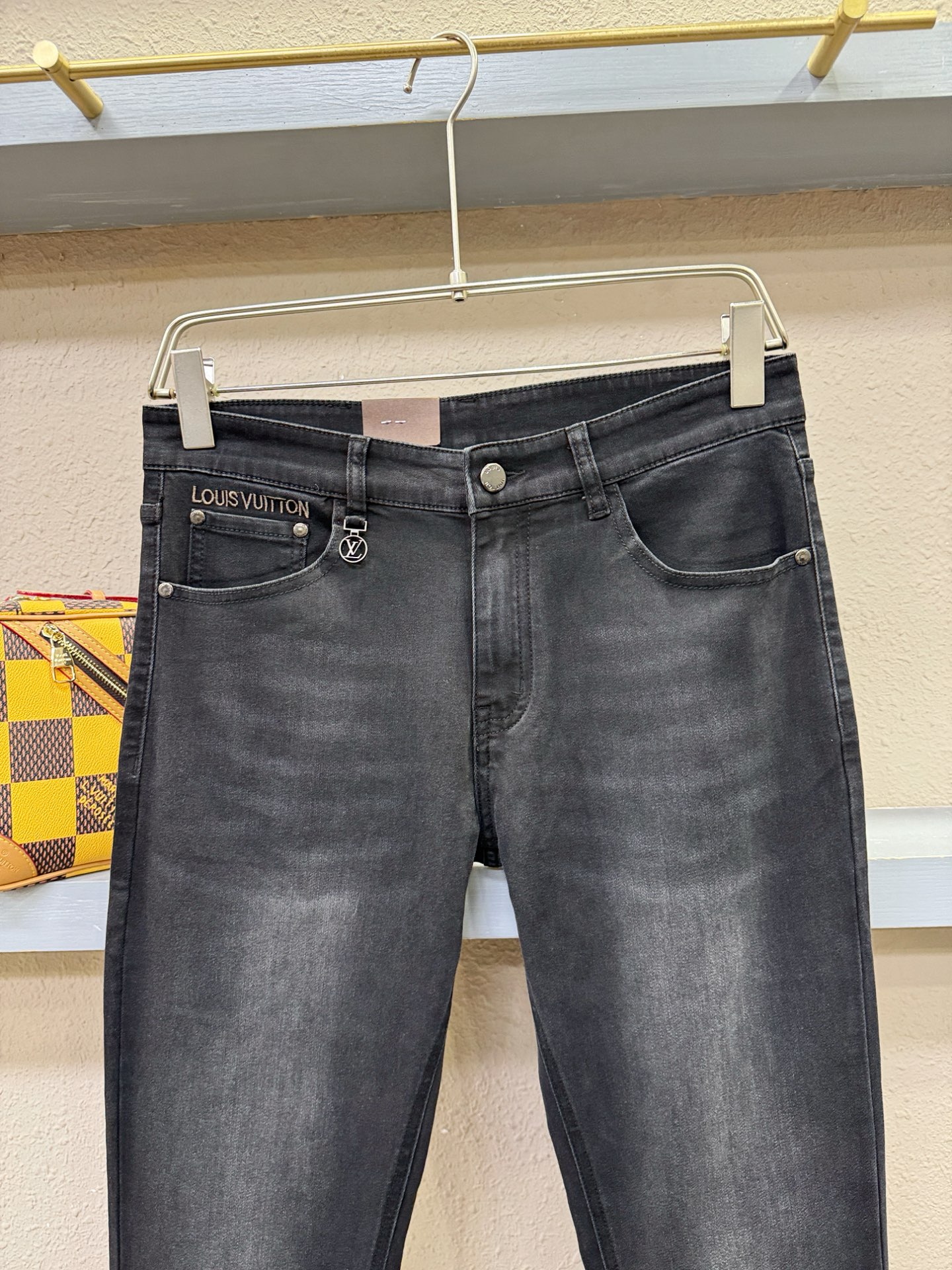 LV路易威登 专柜新品，原版牛仔裤 原版重工打造，品牌经典LOGO设计，三标齐全！原版五金辅料。专柜定制