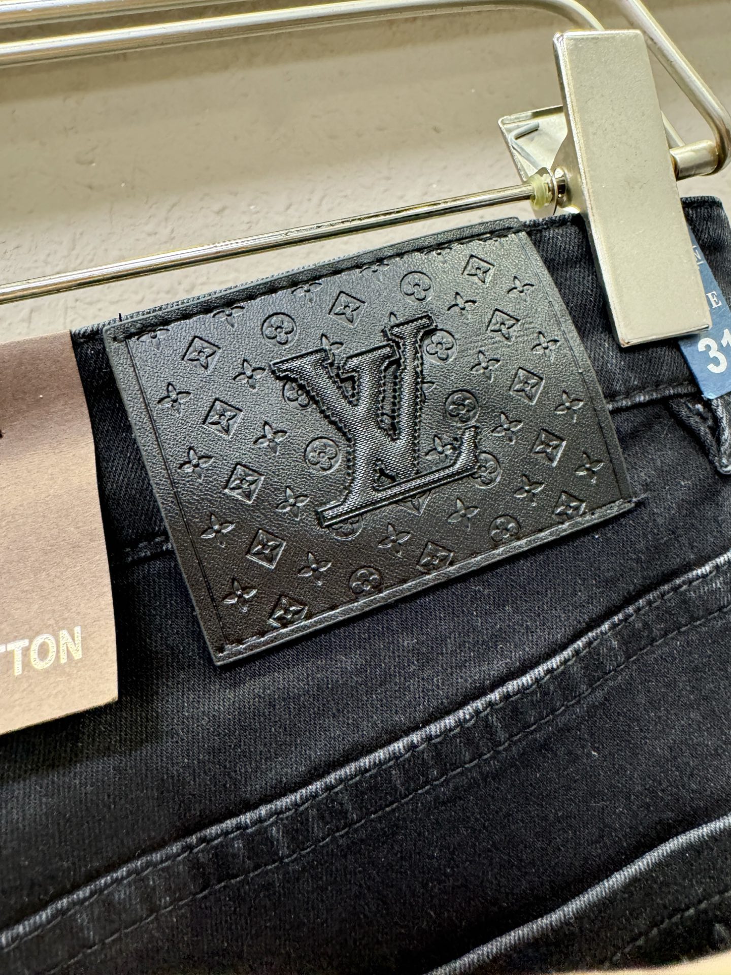 LV路易威登 专柜新品，原版牛仔裤 原版重工打造，品牌经典LOGO设计，三标齐全！原版五金辅料。专柜定制