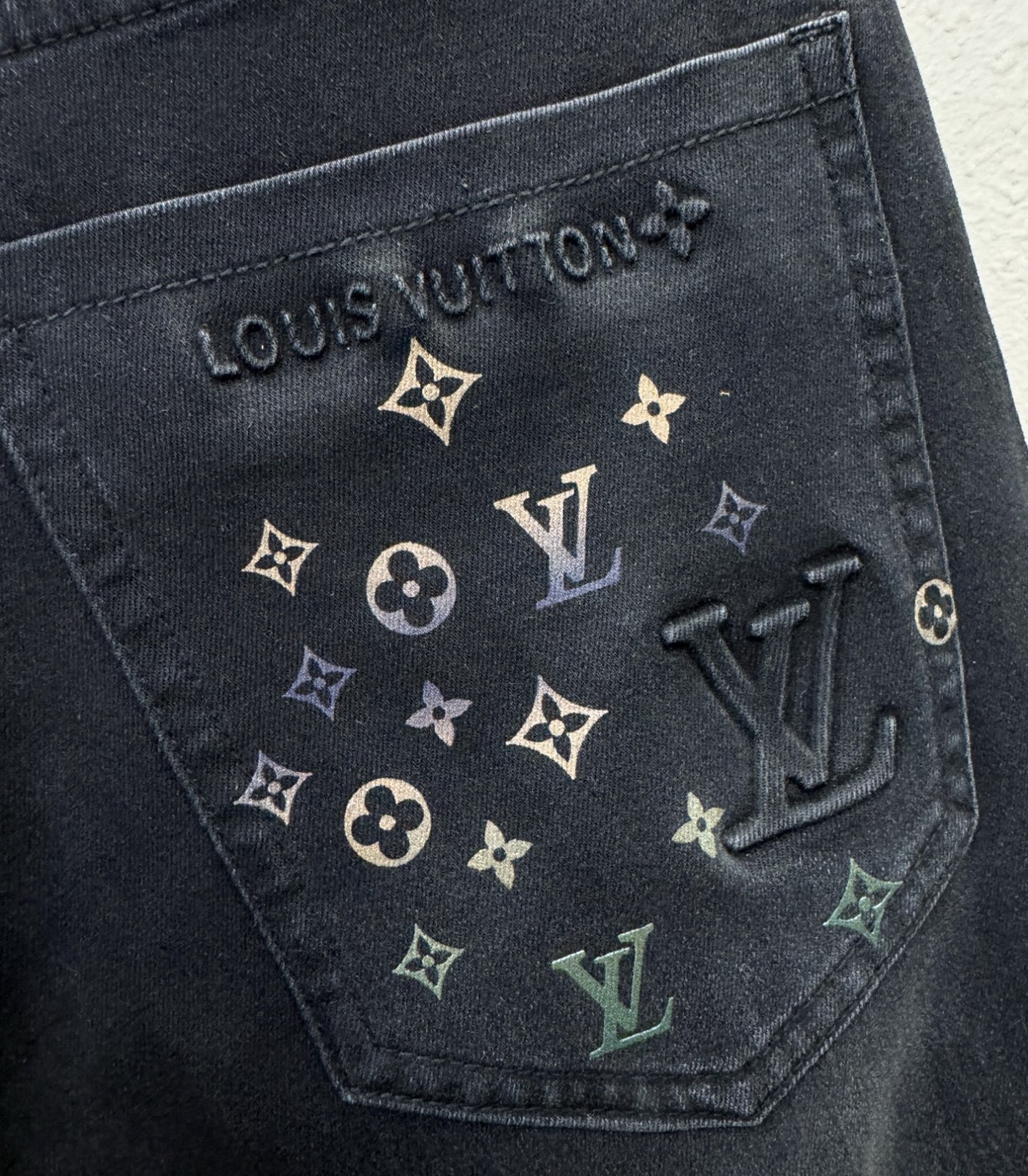 LV路易威登 专柜新品，原版牛仔裤 原版重工打造，品牌经典LOGO设计，三标齐全！原版五金辅料。专柜定制
