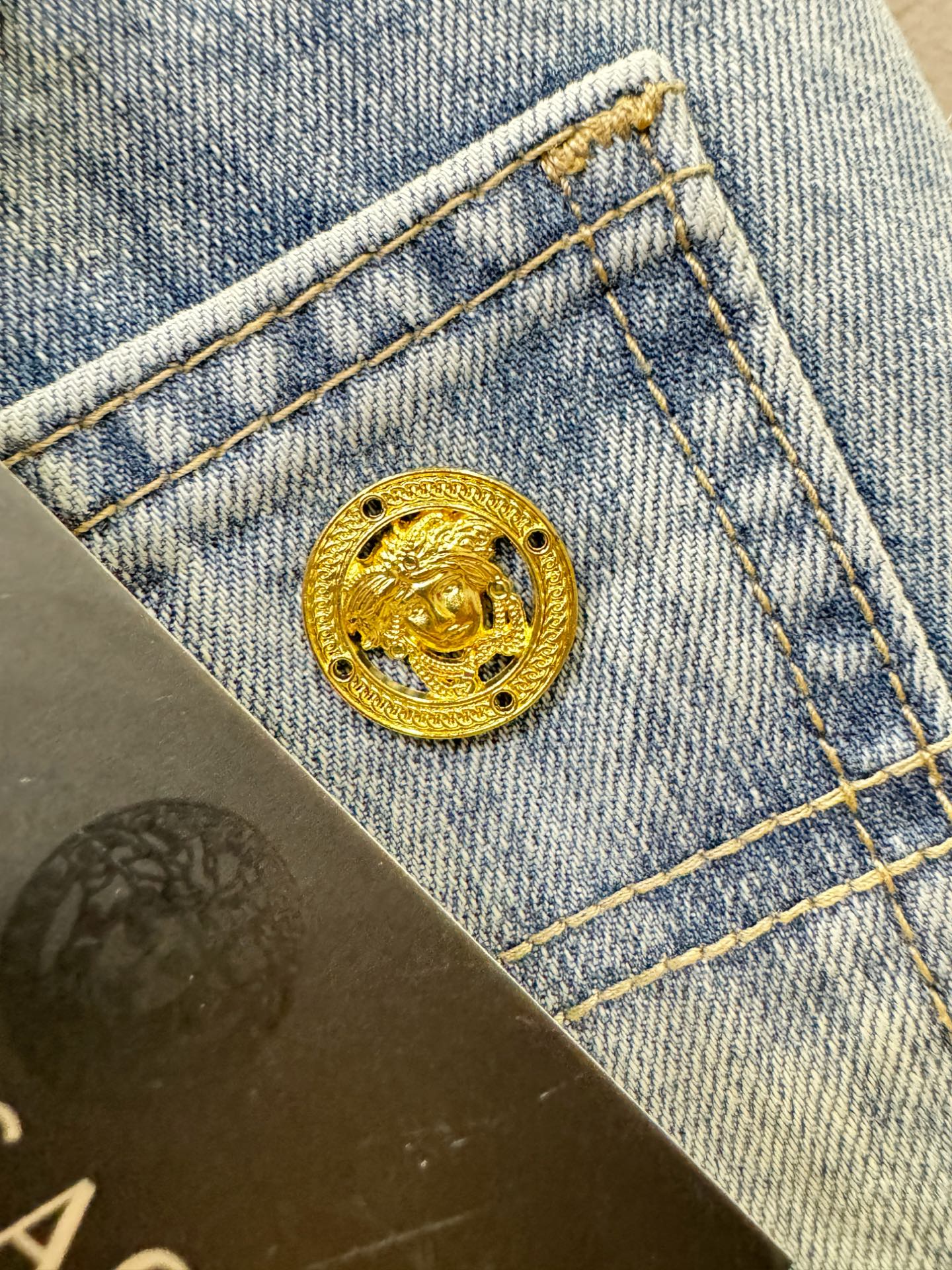 Versace 范思哲  专柜新品，原版牛仔裤 原版重工打造，品牌经典LOGO设计，三标齐全！原版五金辅