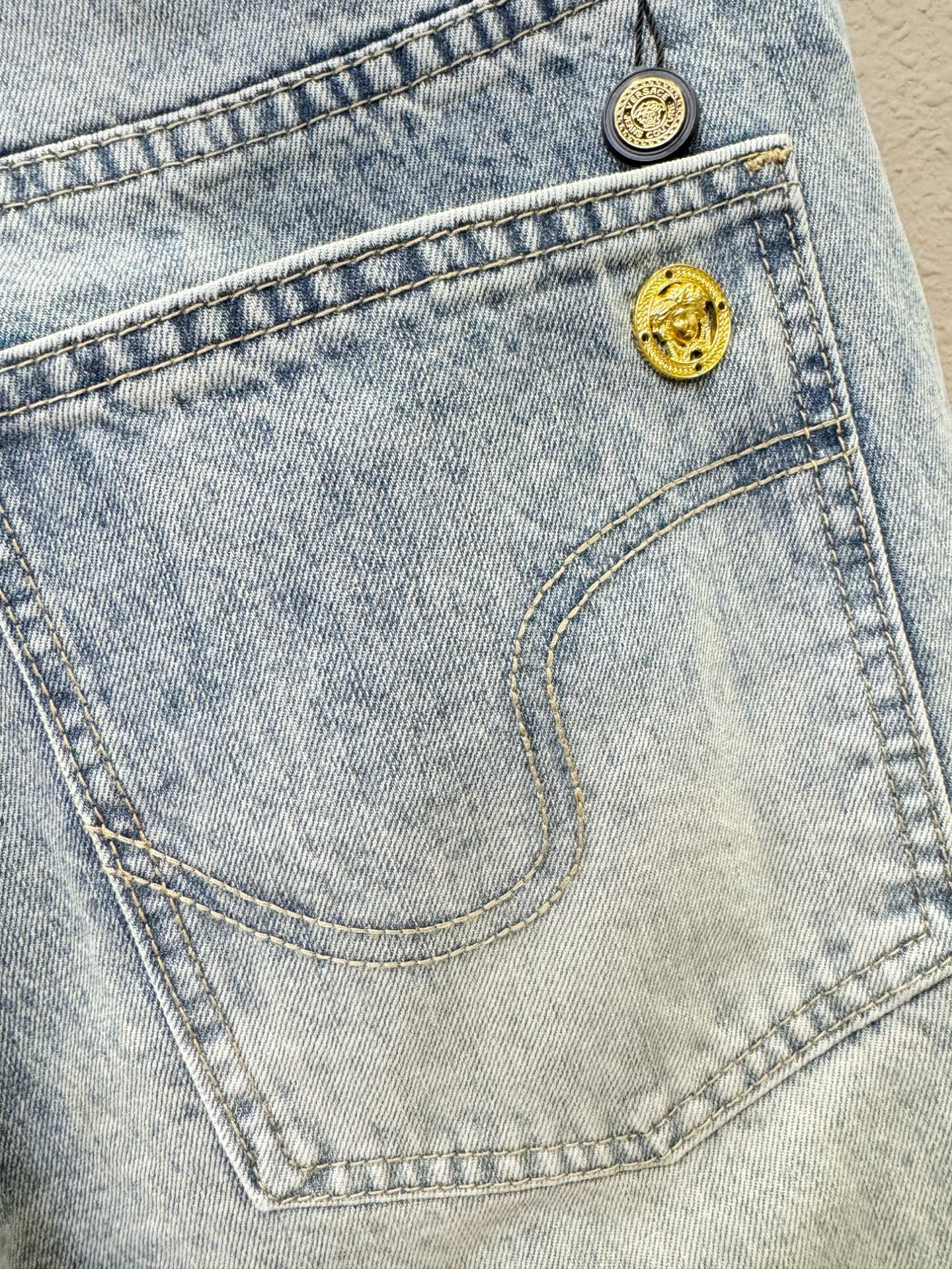 Versace 范思哲  专柜新品，原版牛仔裤 原版重工打造，品牌经典LOGO设计，三标齐全！原版五金辅
