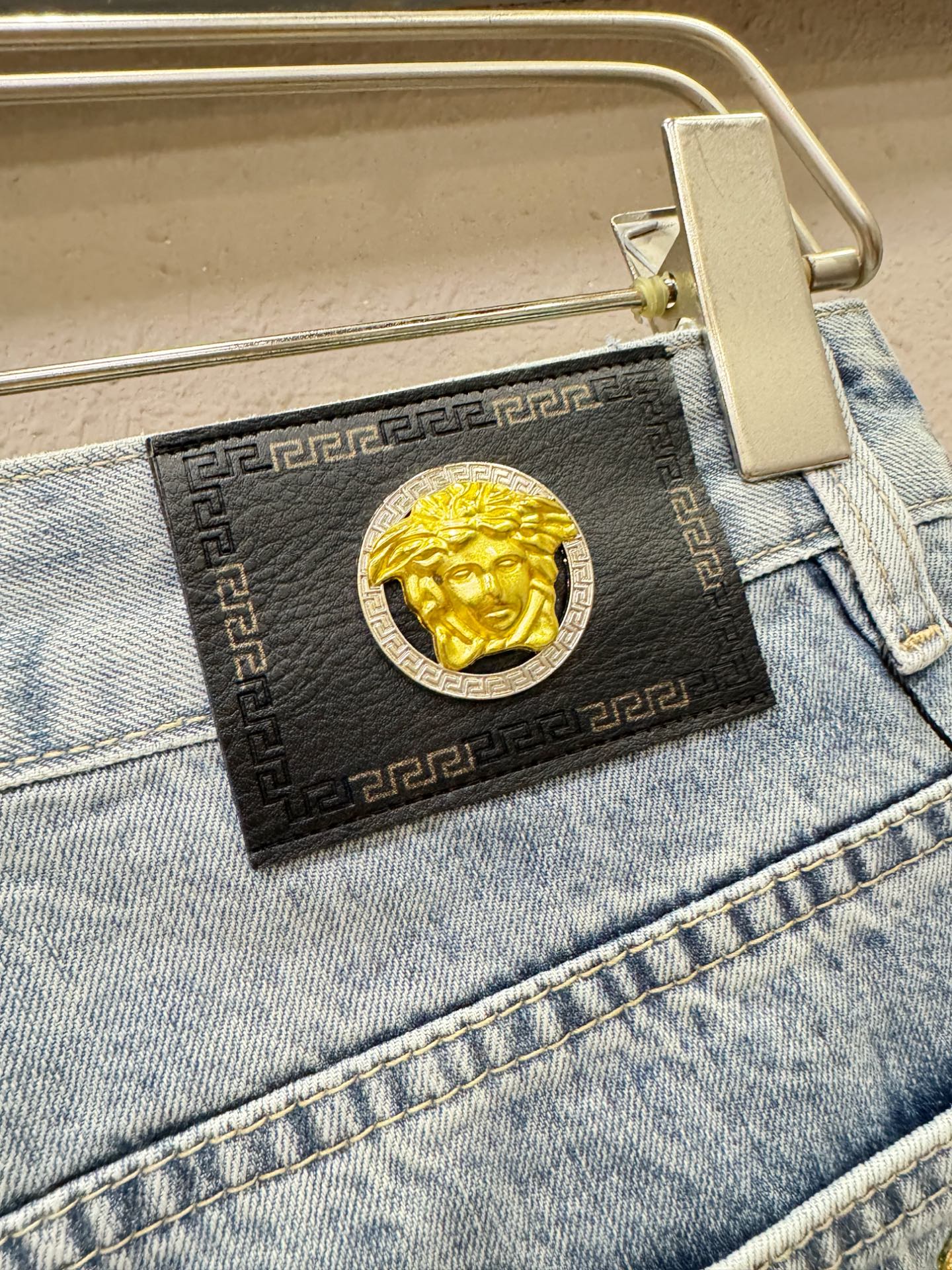 Versace 范思哲  专柜新品，原版牛仔裤 原版重工打造，品牌经典LOGO设计，三标齐全！原版五金辅
