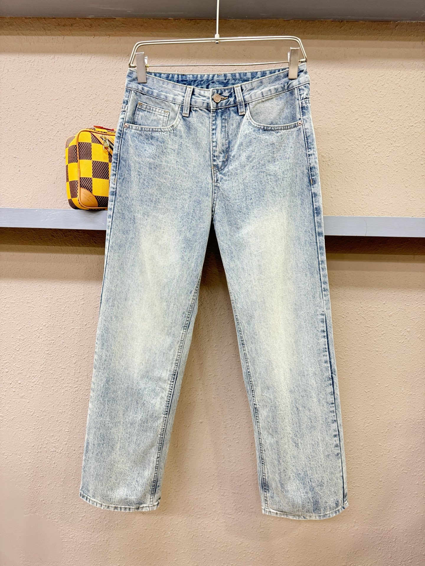 Versace 范思哲  专柜新品，原版牛仔裤 原版重工打造，品牌经典LOGO设计，三标齐全！原版五金辅