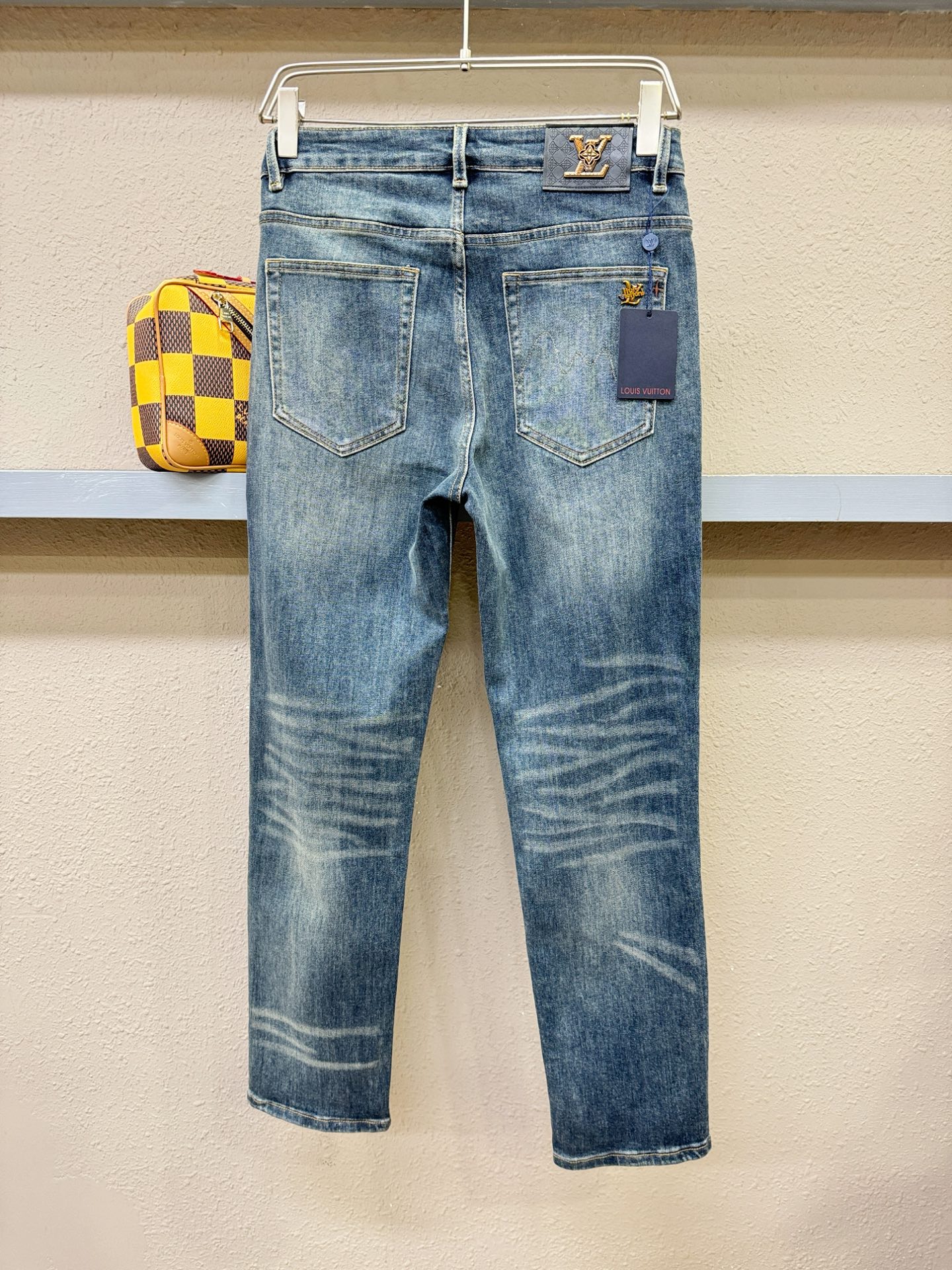 LV路易威登  专柜新品，原版牛仔裤 原版重工打造，品牌经典LOGO设计，三标齐全！原版五金辅料。专柜定
