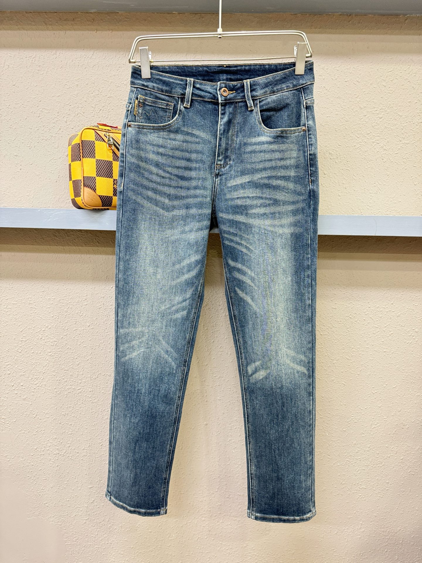 LV路易威登  专柜新品，原版牛仔裤 原版重工打造，品牌经典LOGO设计，三标齐全！原版五金辅料。专柜定