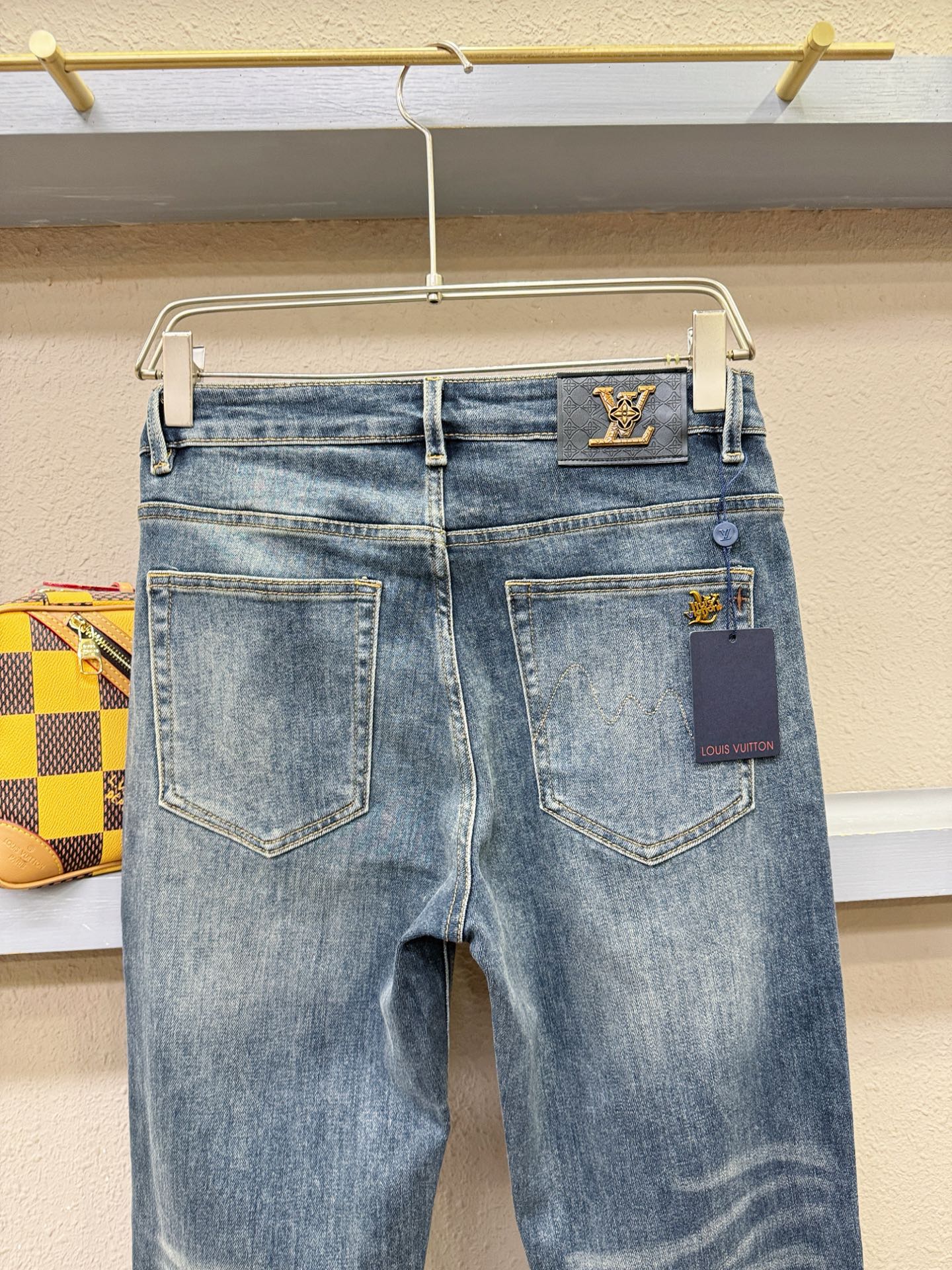 LV路易威登  专柜新品，原版牛仔裤 原版重工打造，品牌经典LOGO设计，三标齐全！原版五金辅料。专柜定