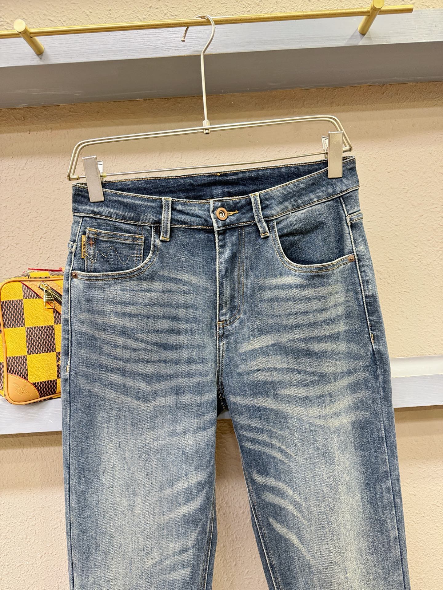 LV路易威登  专柜新品，原版牛仔裤 原版重工打造，品牌经典LOGO设计，三标齐全！原版五金辅料。专柜定
