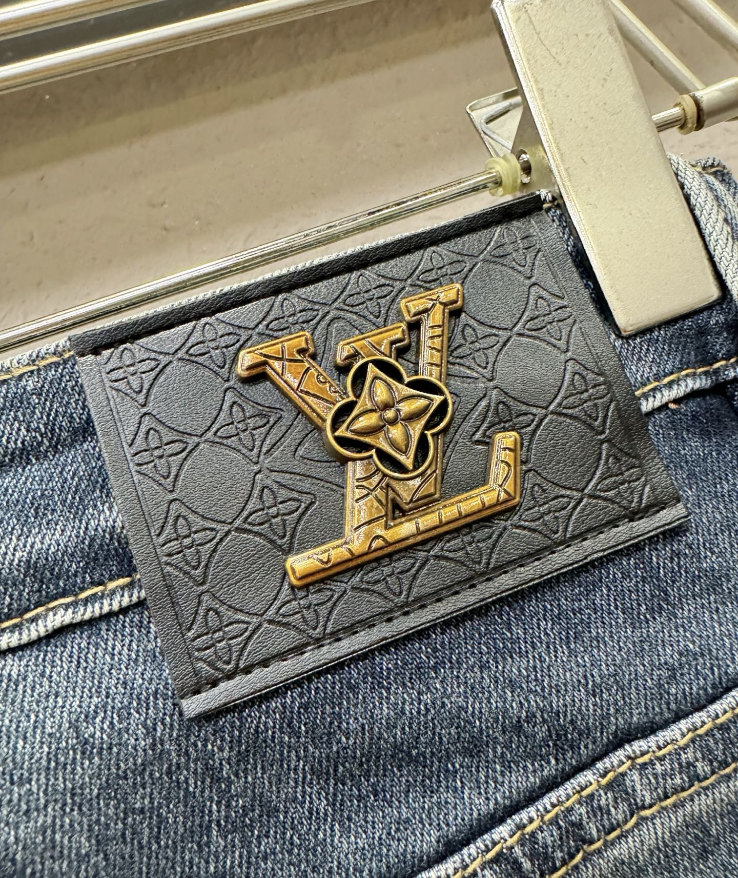 LV路易威登  专柜新品，原版牛仔裤 原版重工打造，品牌经典LOGO设计，三标齐全！原版五金辅料。专柜定