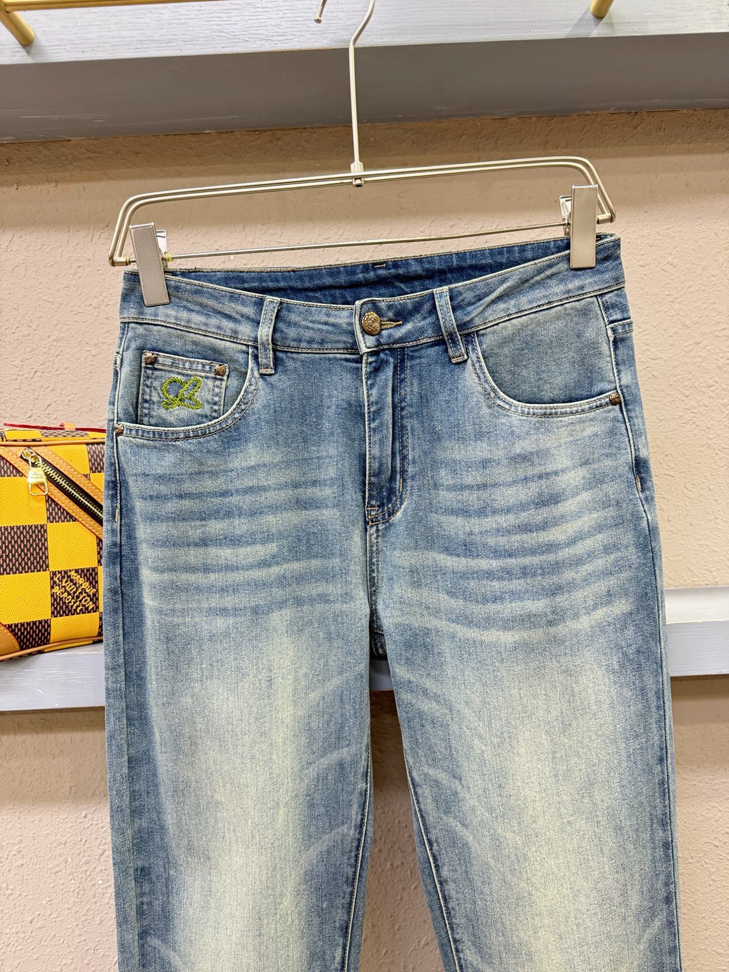 LV路易威登  专柜新品，原版牛仔裤 原版重工打造，品牌经典LOGO设计，三标齐全！原版五金辅料。专柜定
