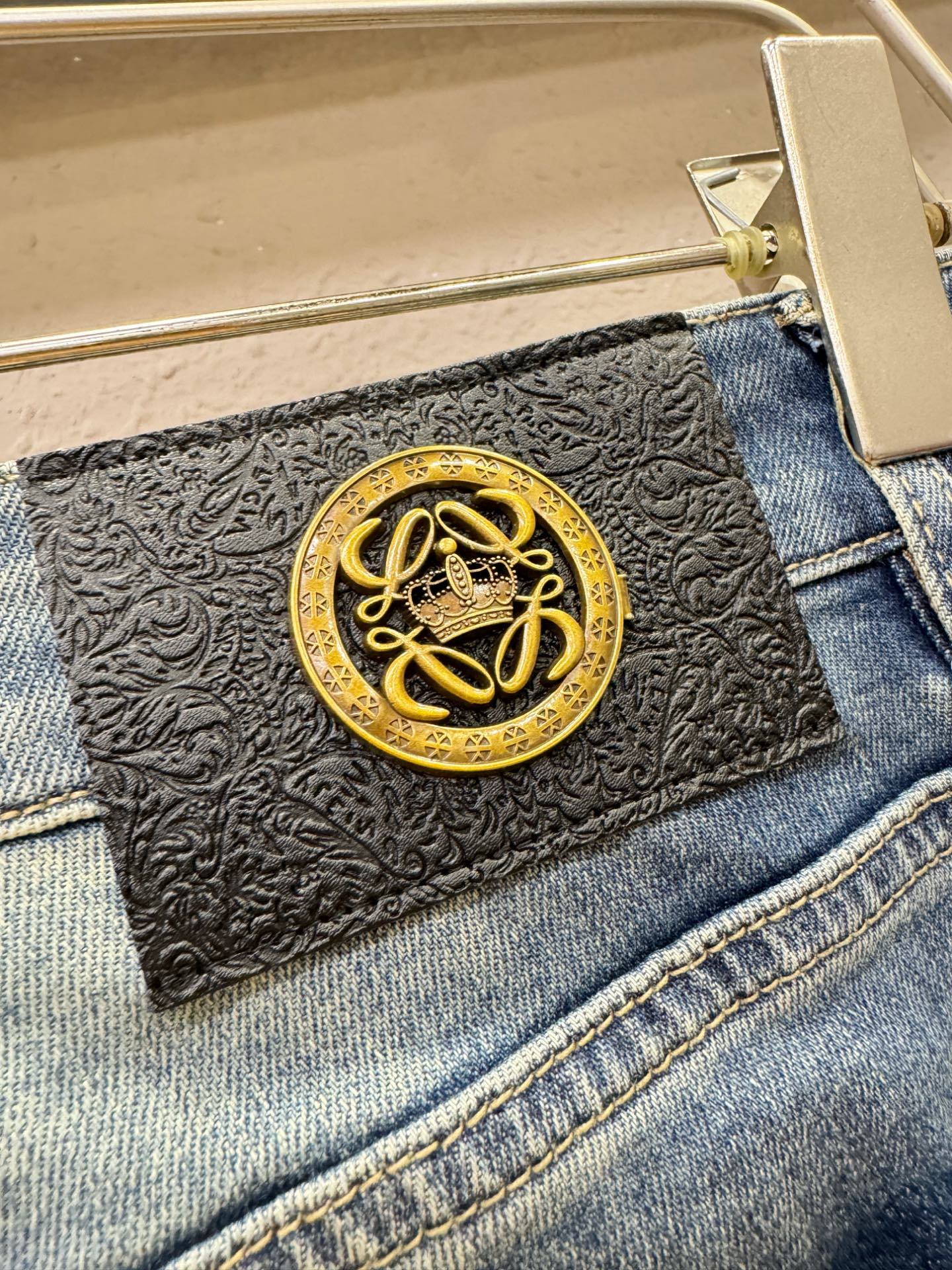 LV路易威登  专柜新品，原版牛仔裤 原版重工打造，品牌经典LOGO设计，三标齐全！原版五金辅料。专柜定
