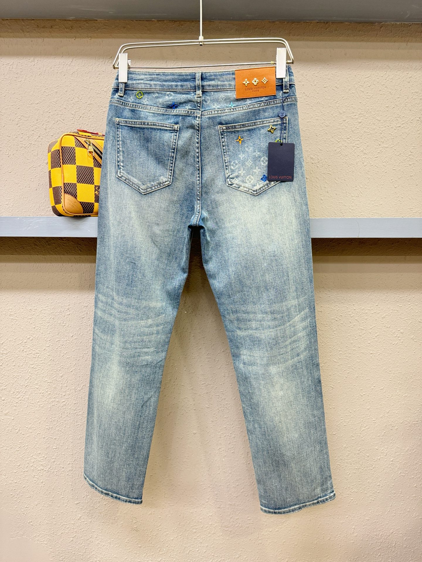 LV路易威登  专柜新品，原版牛仔裤 原版重工打造，品牌经典LOGO设计，三标齐全！原版五金辅料。专柜定