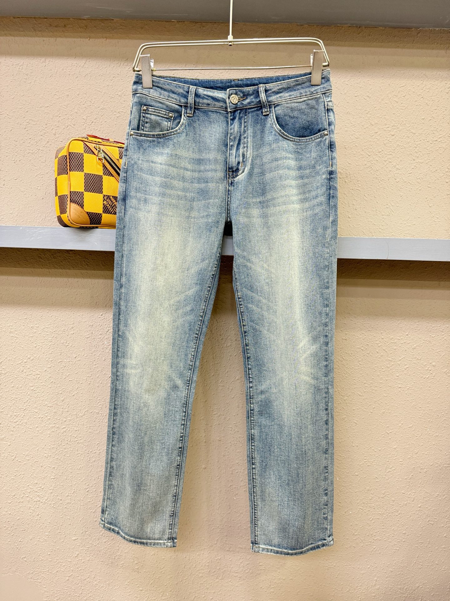 LV路易威登  专柜新品，原版牛仔裤 原版重工打造，品牌经典LOGO设计，三标齐全！原版五金辅料。专柜定