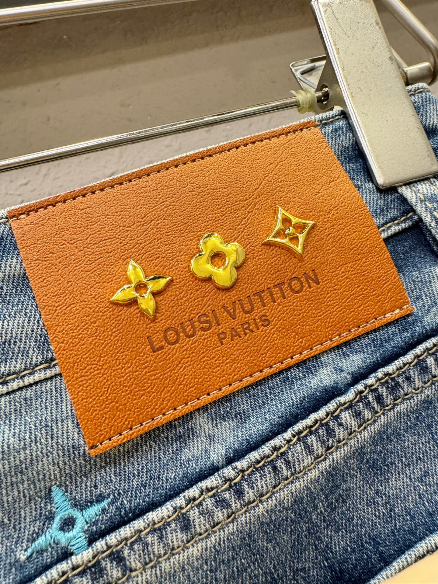 LV路易威登  专柜新品，原版牛仔裤 原版重工打造，品牌经典LOGO设计，三标齐全！原版五金辅料。专柜定