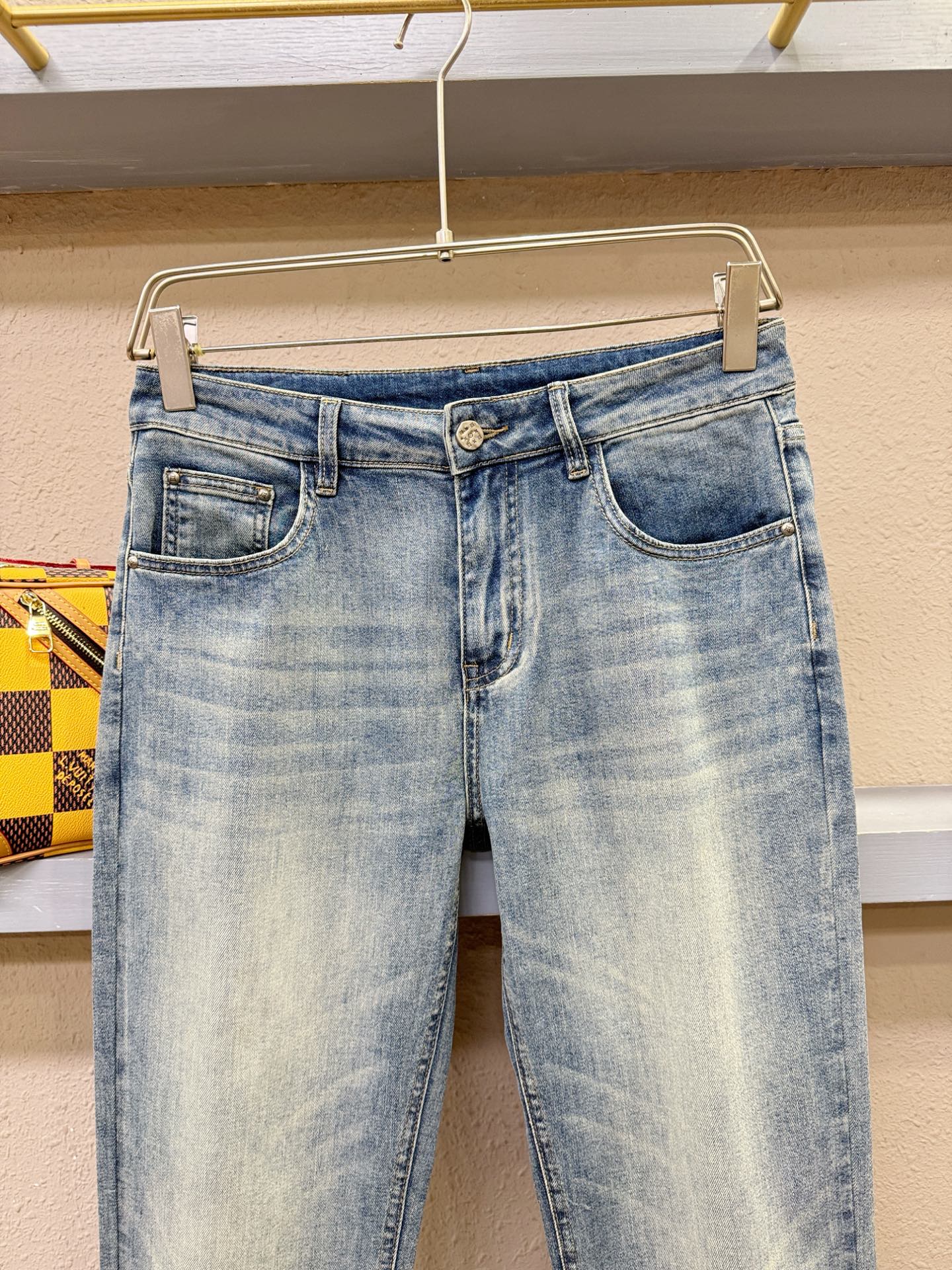 LV路易威登  专柜新品，原版牛仔裤 原版重工打造，品牌经典LOGO设计，三标齐全！原版五金辅料。专柜定