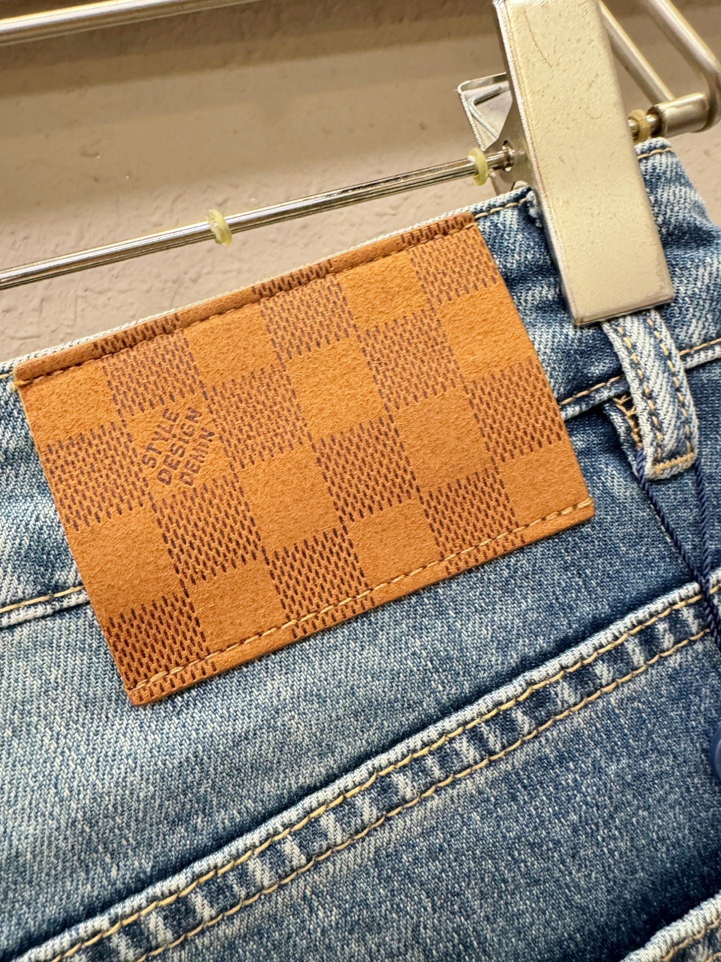 LV路易威登  专柜新品，原版牛仔裤 原版重工打造，品牌经典LOGO设计，三标齐全！原版五金辅料。专柜定