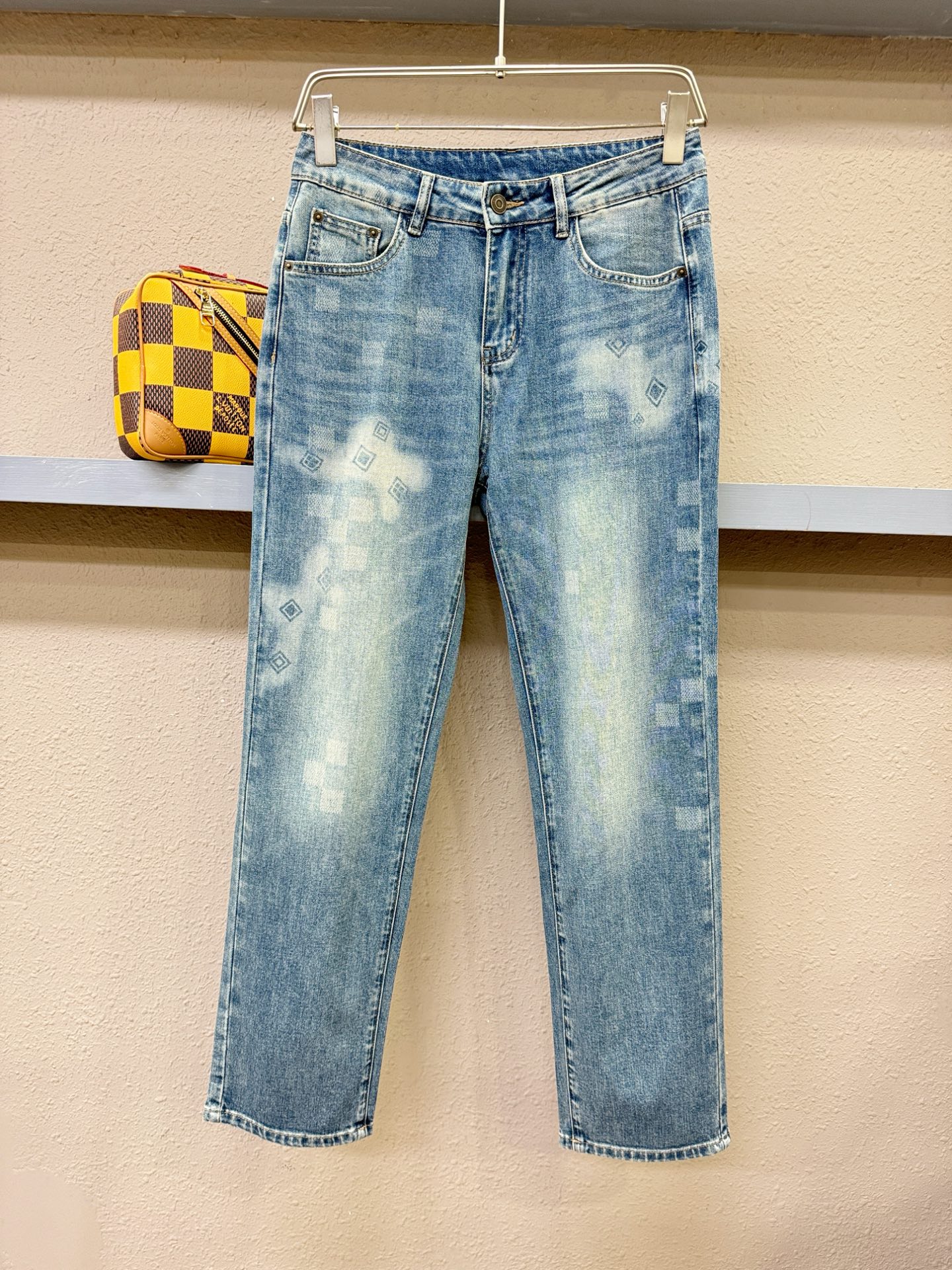 LV路易威登  专柜新品，原版牛仔裤 原版重工打造，品牌经典LOGO设计，三标齐全！原版五金辅料。专柜定
