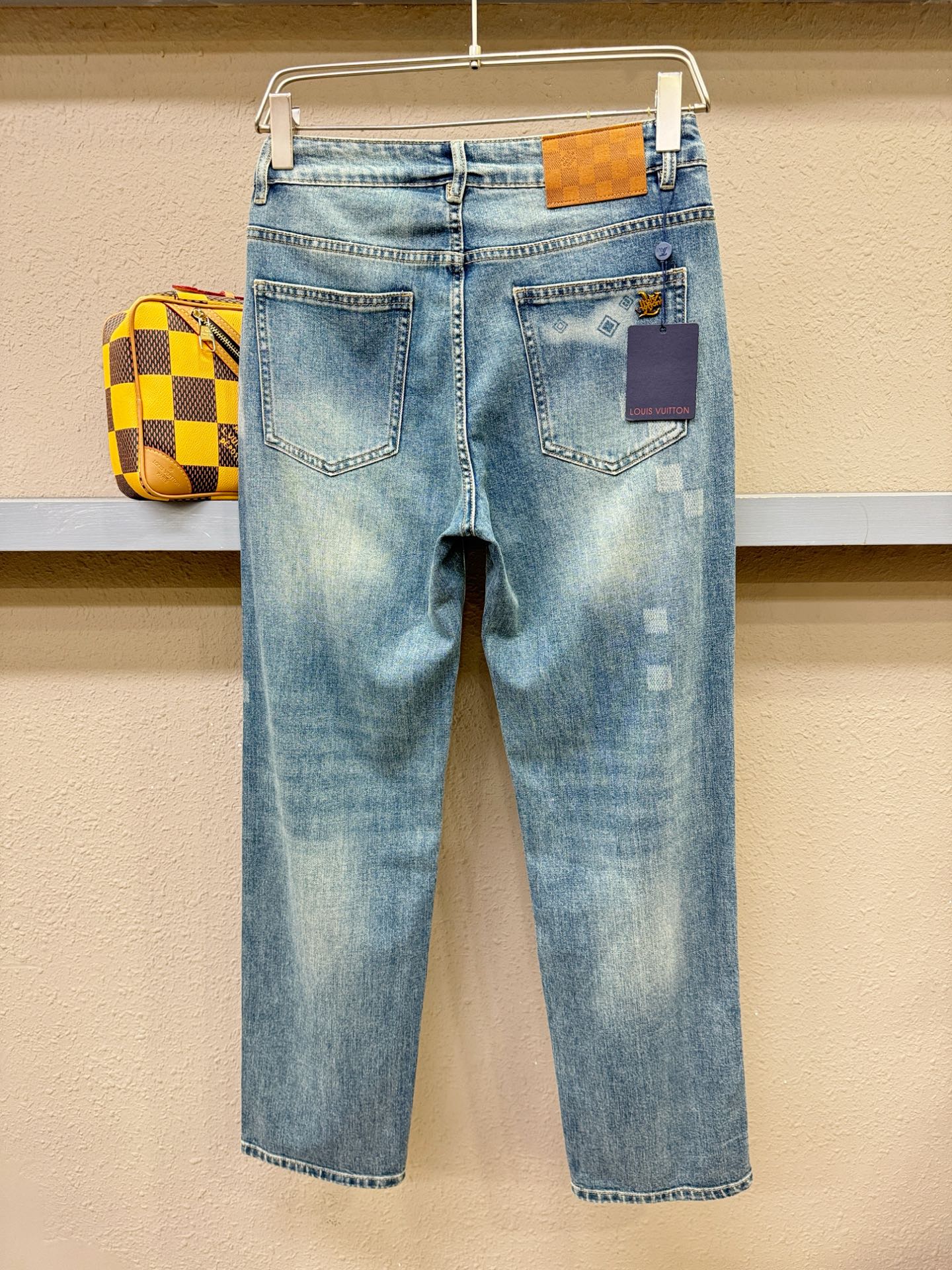 LV路易威登  专柜新品，原版牛仔裤 原版重工打造，品牌经典LOGO设计，三标齐全！原版五金辅料。专柜定