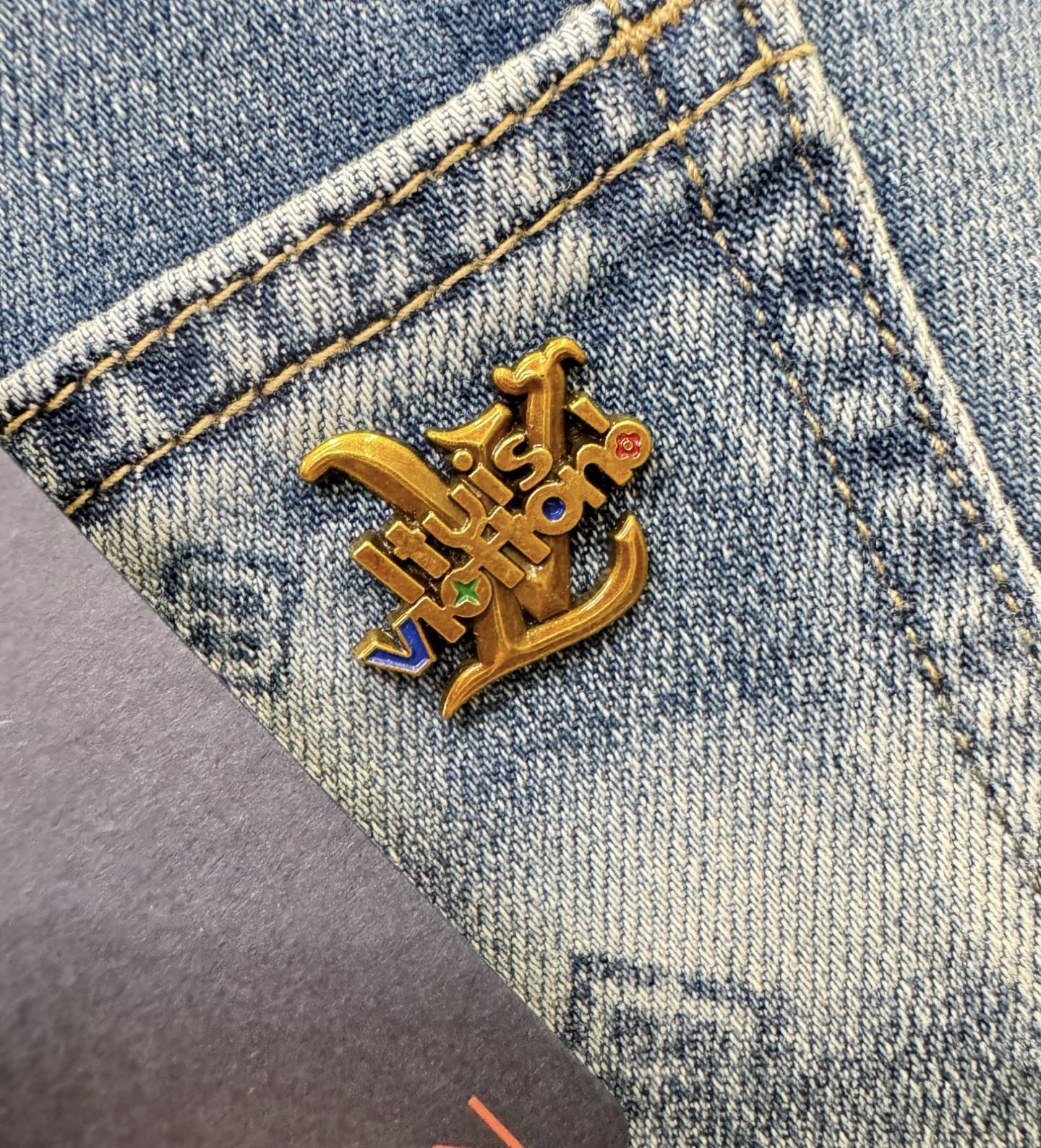 LV路易威登  专柜新品，原版牛仔裤 原版重工打造，品牌经典LOGO设计，三标齐全！原版五金辅料。专柜定