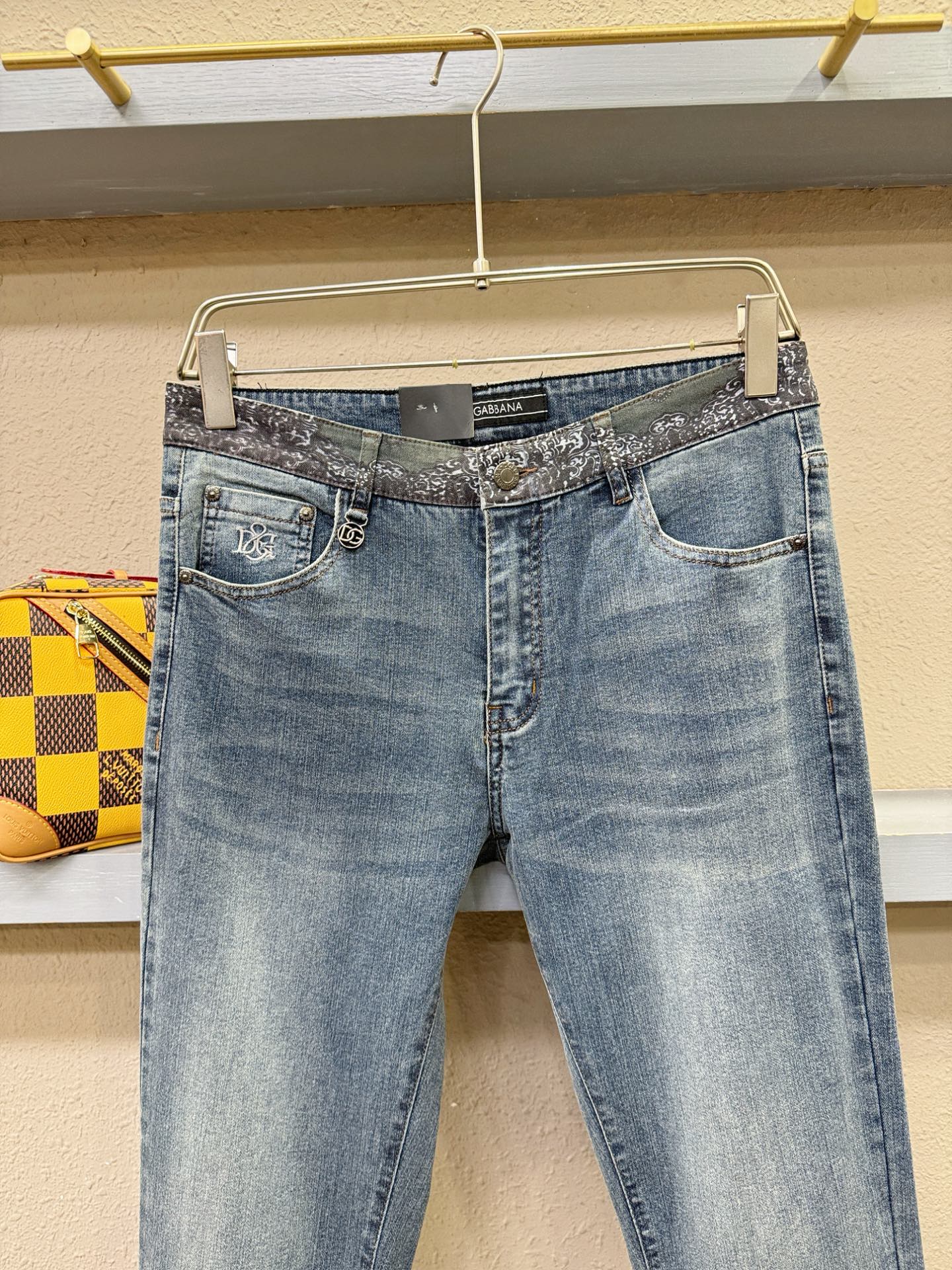 DG杜嘉班纳 专柜新品，原版牛仔裤 原版重工打造，品牌经典LOGO设计，三标齐全！原版五金辅料。专柜定制