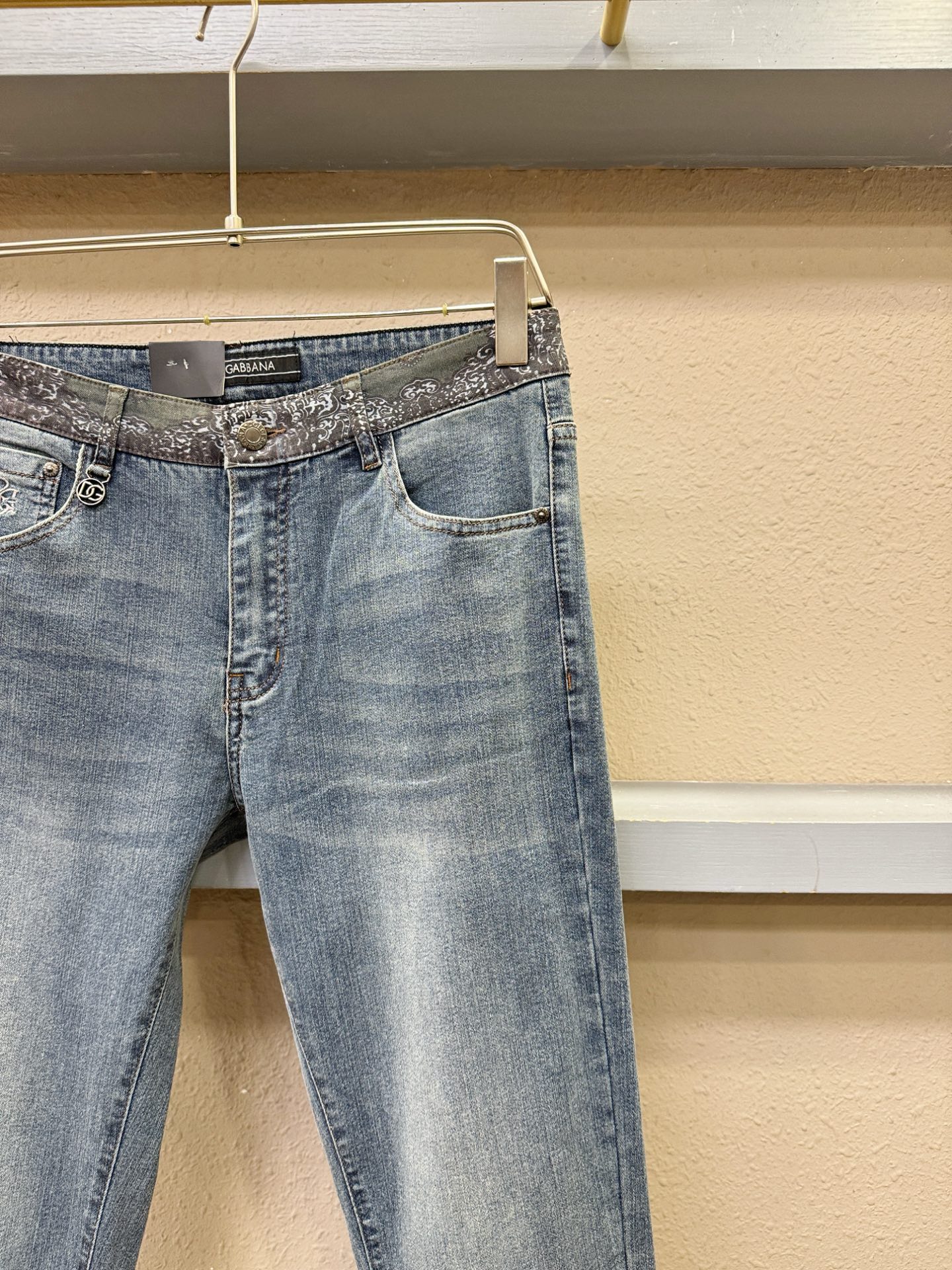 DG杜嘉班纳 专柜新品，原版牛仔裤 原版重工打造，品牌经典LOGO设计，三标齐全！原版五金辅料。专柜定制