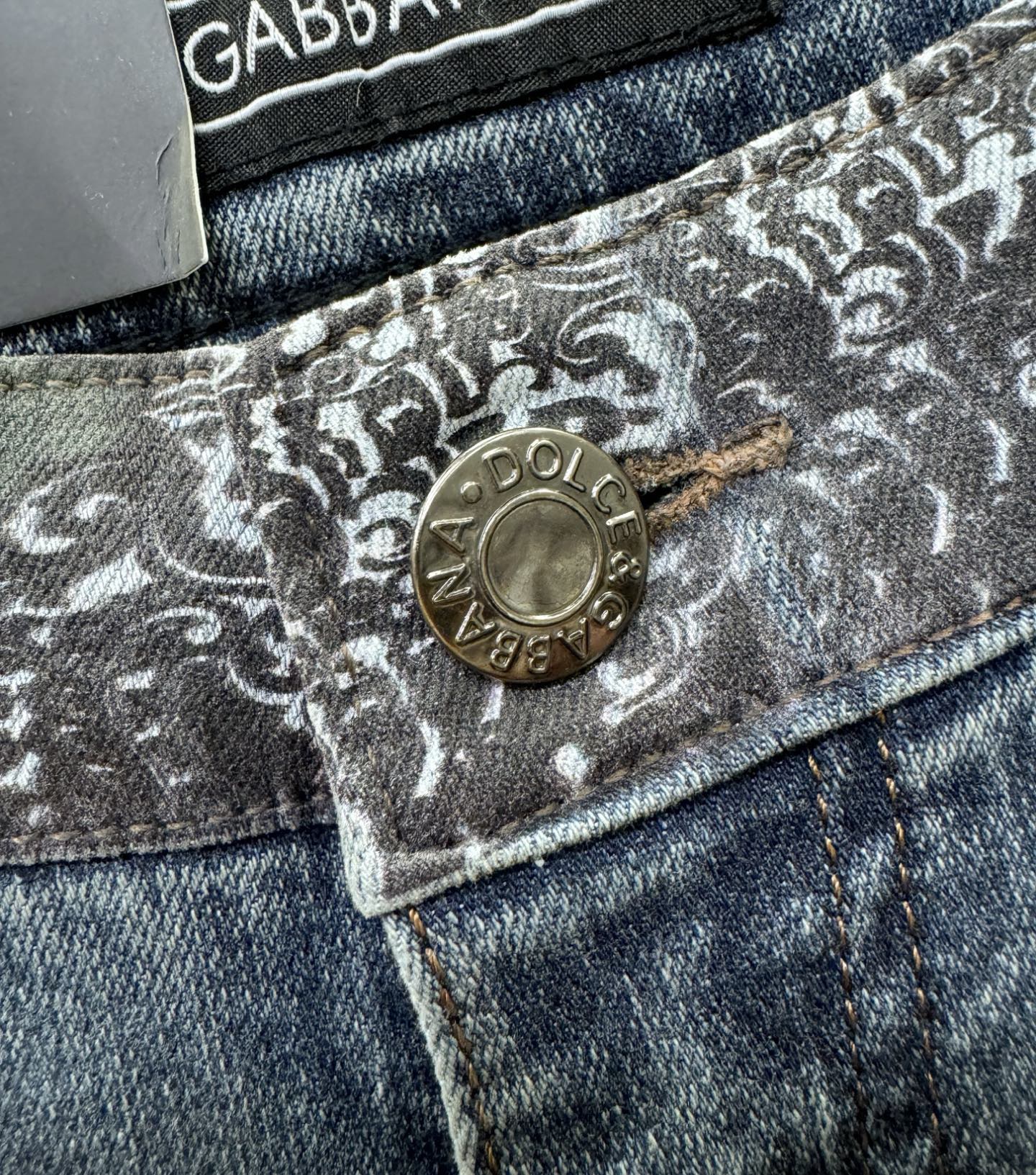 DG杜嘉班纳 专柜新品，原版牛仔裤 原版重工打造，品牌经典LOGO设计，三标齐全！原版五金辅料。专柜定制