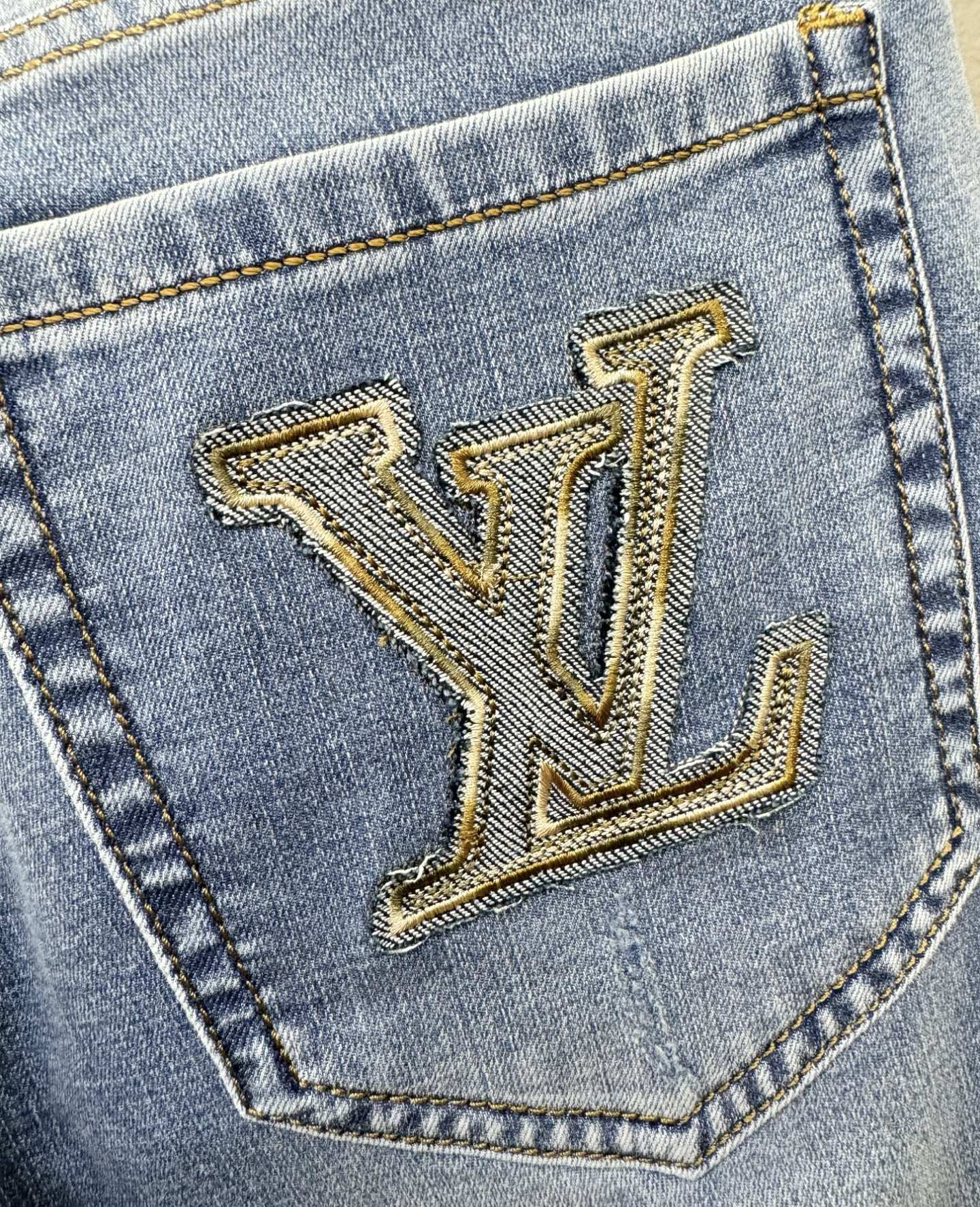 LV路易威登 专柜新品，原版牛仔裤 原版重工打造，品牌经典LOGO设计，三标齐全！原版五金辅料。专柜定制