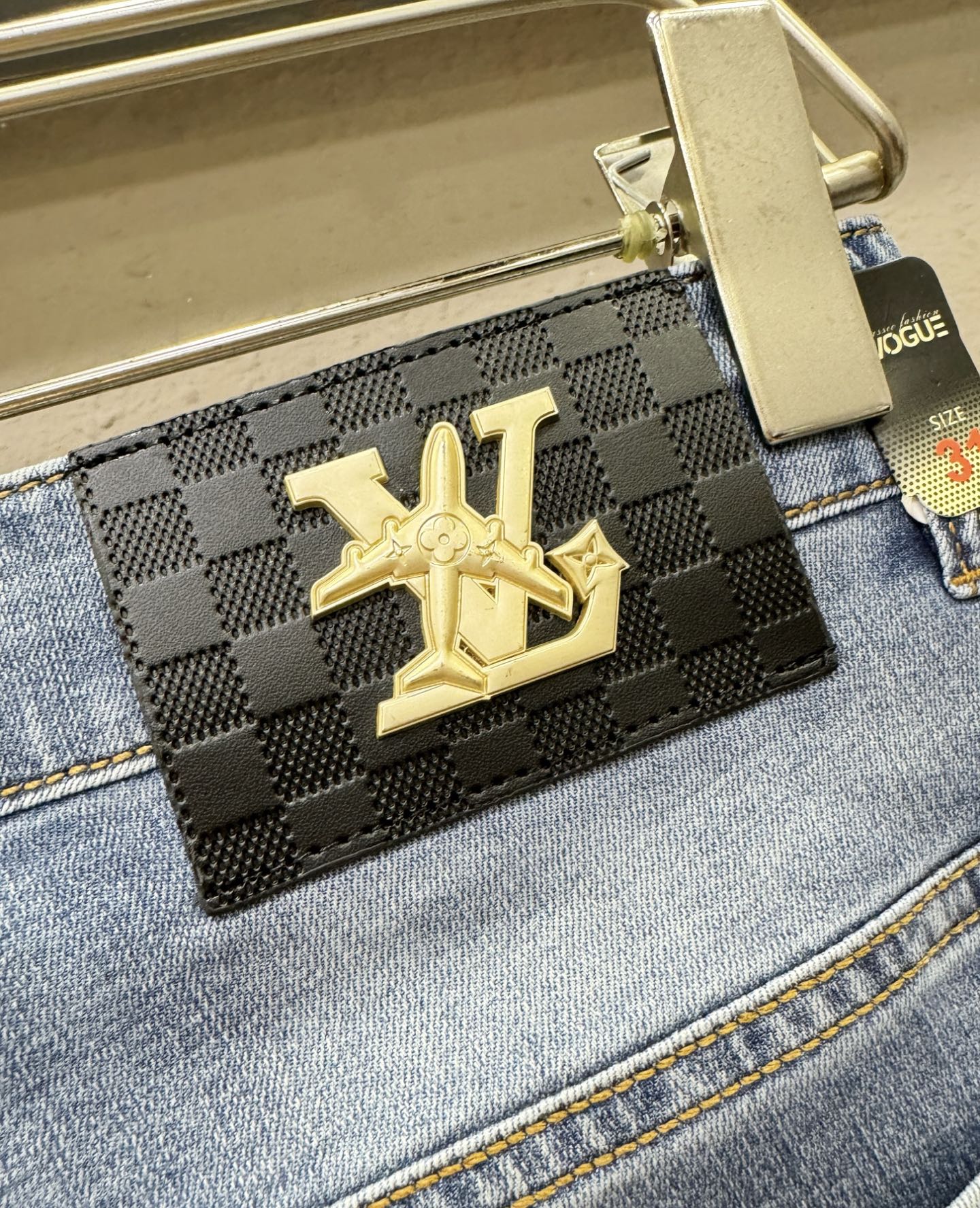 LV路易威登 专柜新品，原版牛仔裤 原版重工打造，品牌经典LOGO设计，三标齐全！原版五金辅料。专柜定制
