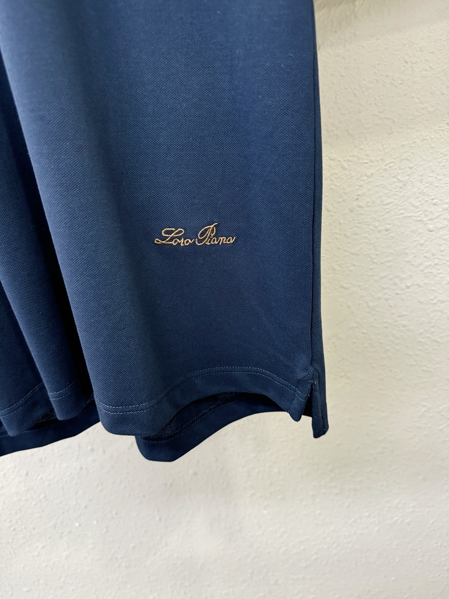Loro Piana诺悠翩雅 顶级品质 2026新品短袖！原版定制面料，手感柔软。顶级进口私货，时尚设计