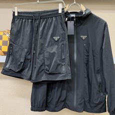 套装 PRADA 普拉达 2026春夏经典防晒套装,面料超软面料帅酷爆款薄套装,时尚都市百搭款款,夏季必 套装 PRADA 普拉达 2026春夏经典防晒套装,面料超软面料帅酷爆款薄套装,时尚都市百搭款款,夏季必