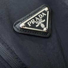 套装 PRADA 普拉达 2026春夏经典防晒套装,面料超软面料帅酷爆款薄套装,时尚都市百搭款款,夏季必 套装 PRADA 普拉达 2026春夏经典防晒套装,面料超软面料帅酷爆款薄套装,时尚都市百搭款款,夏季必