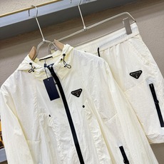 套装 PRADA 普拉达 2026春夏经典防晒套装,面料超软面料帅酷爆款薄套装,时尚都市百搭款款,夏季必 套装 PRADA 普拉达 2026春夏经典防晒套装,面料超软面料帅酷爆款薄套装,时尚都市百搭款款,夏季必