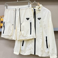 套装 PRADA 普拉达 2026春夏经典防晒套装,面料超软面料帅酷爆款薄套装,时尚都市百搭款款,夏季必 套装 PRADA 普拉达 2026春夏经典防晒套装,面料超软面料帅酷爆款薄套装,时尚都市百搭款款,夏季必