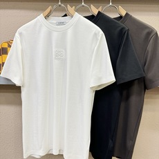 (最大可穿240斤) LOEWE罗意威 2026春夏新款短袖T恤!走秀图案时尚休闲短袖T恤衫!设计log (最大可穿240斤) LOEWE罗意威 2026春夏新款短袖T恤!走秀图案时尚休闲短袖T恤衫!设计log