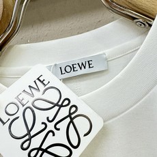 (最大可穿240斤) LOEWE罗意威 2026春夏新款短袖T恤!走秀图案时尚休闲短袖T恤衫!设计log (最大可穿240斤) LOEWE罗意威 2026春夏新款短袖T恤!走秀图案时尚休闲短袖T恤衫!设计log