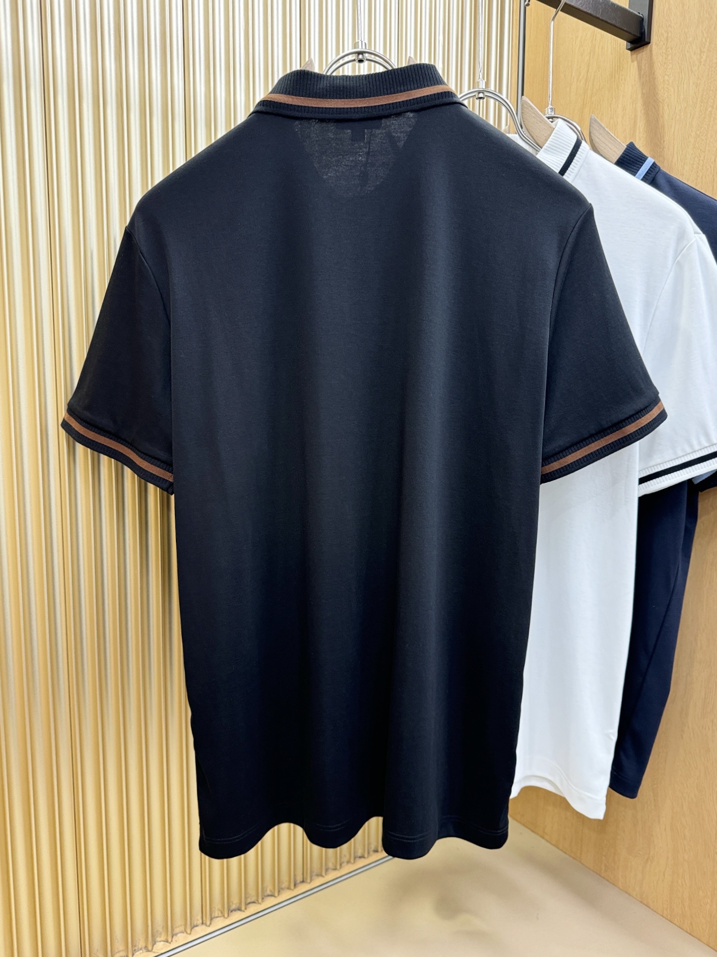 Moncler蒙口 2026春夏新款首发专柜最新款翻领短袖，高端订制 设计前卫时尚！品牌logo重工艺设