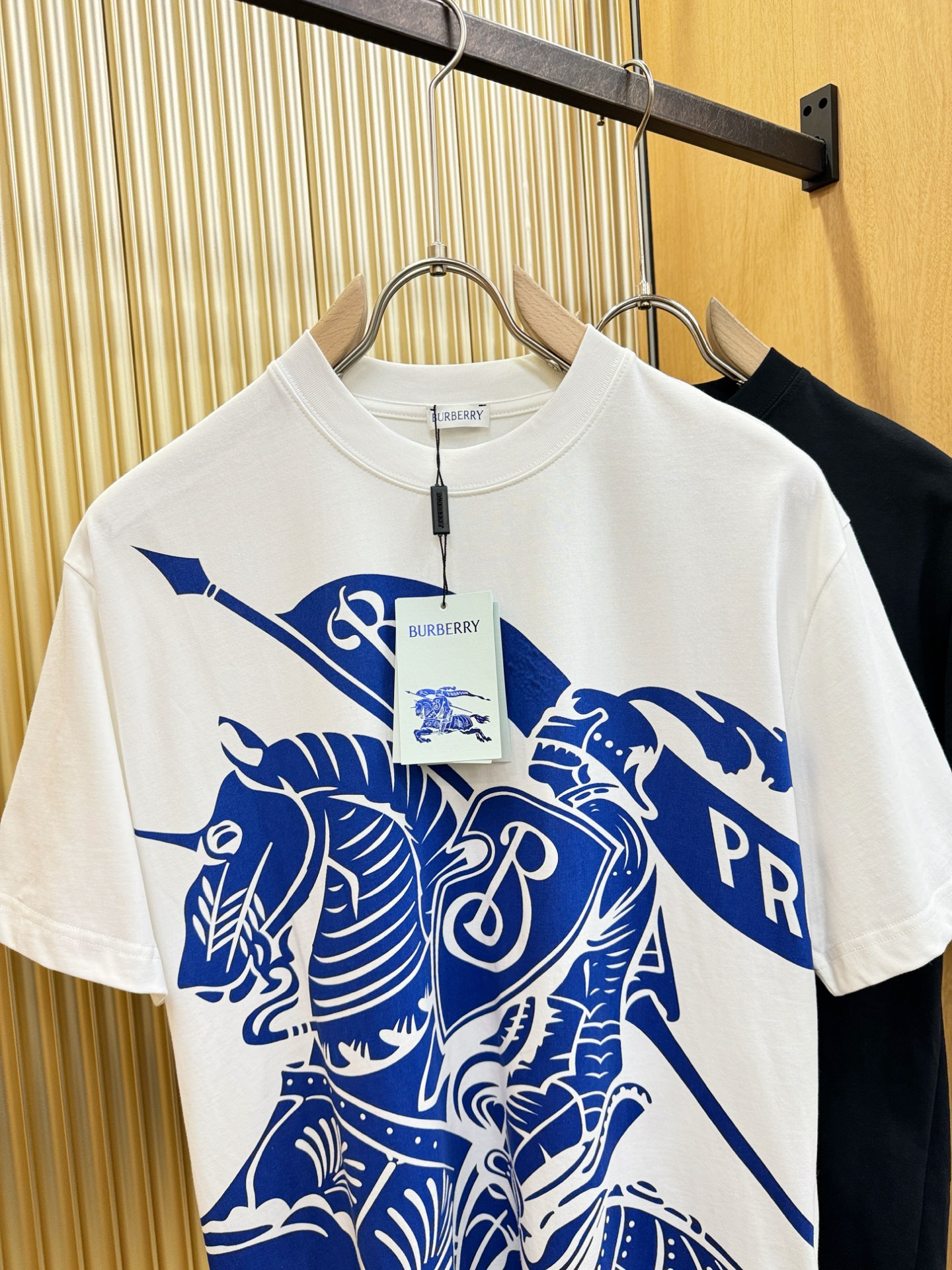 BURBERRY巴宝莉 2026新款短袖T恤！男女同款！走秀图案时尚休闲短袖T恤衫！设计logo设计！极