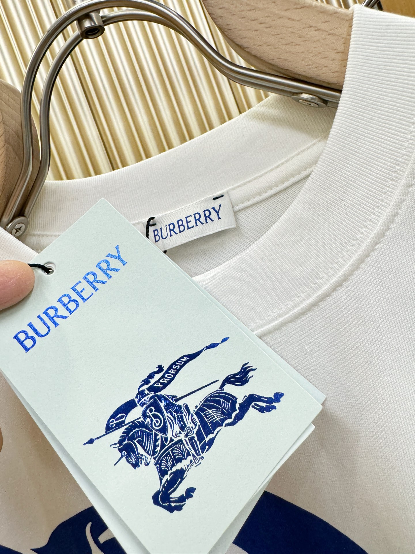 BURBERRY巴宝莉 2026新款短袖T恤！男女同款！走秀图案时尚休闲短袖T恤衫！设计logo设计！极