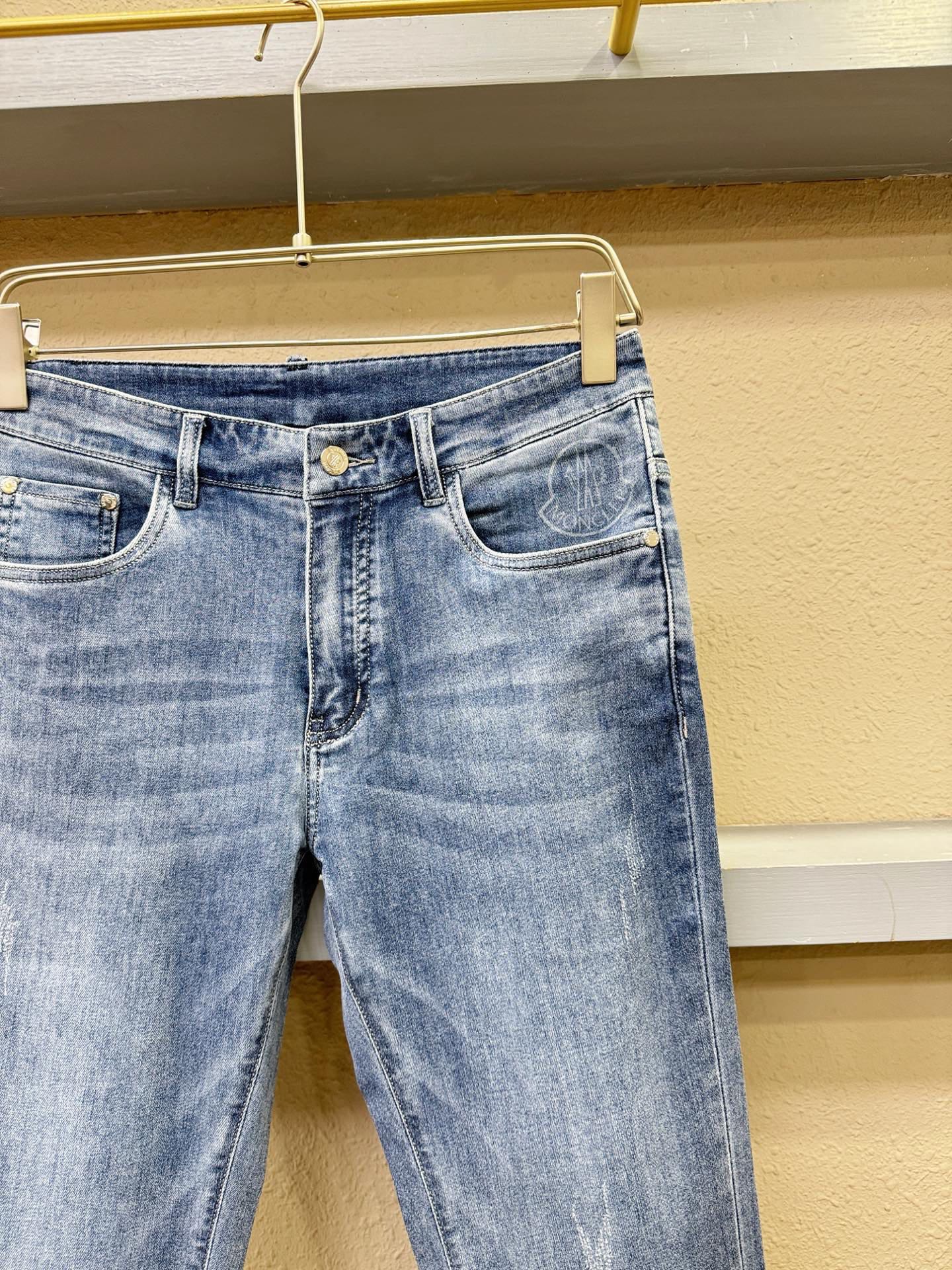 Moncler蒙口 专柜新品，原版牛仔裤 原版重工打造，品牌经典LOGO设计，三标齐全！原版五金辅料。专