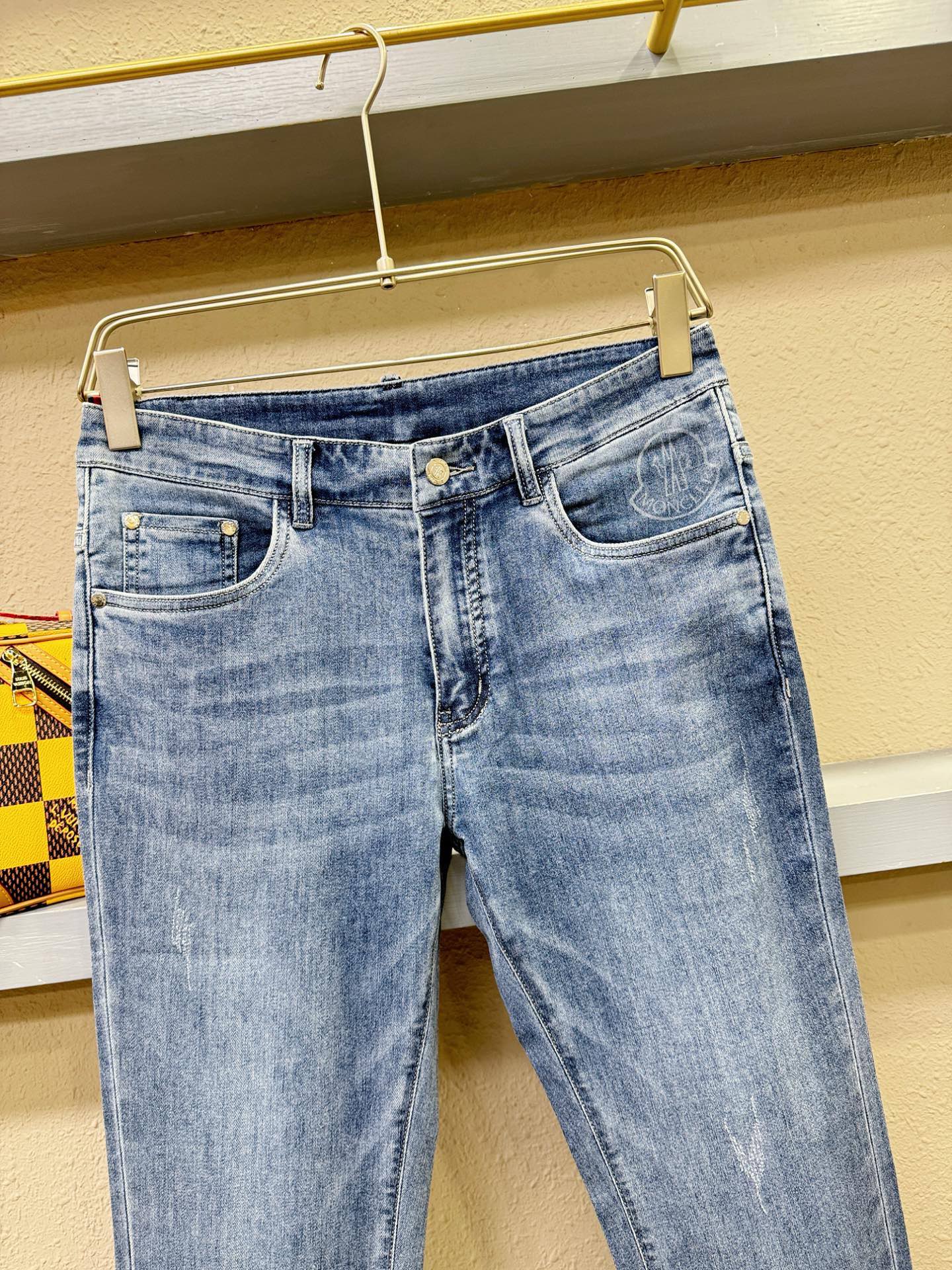 Moncler蒙口 专柜新品，原版牛仔裤 原版重工打造，品牌经典LOGO设计，三标齐全！原版五金辅料。专