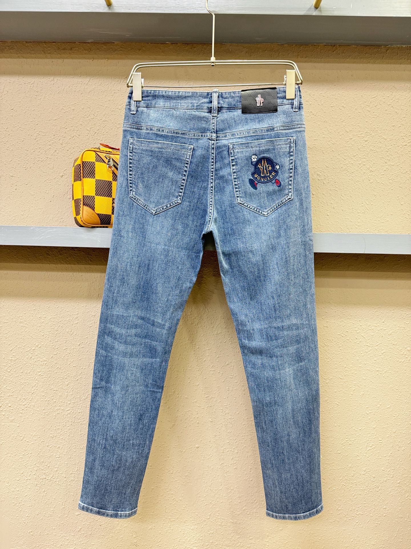 Moncler蒙口 专柜新品，原版牛仔裤 原版重工打造，品牌经典LOGO设计，三标齐全！原版五金辅料。专